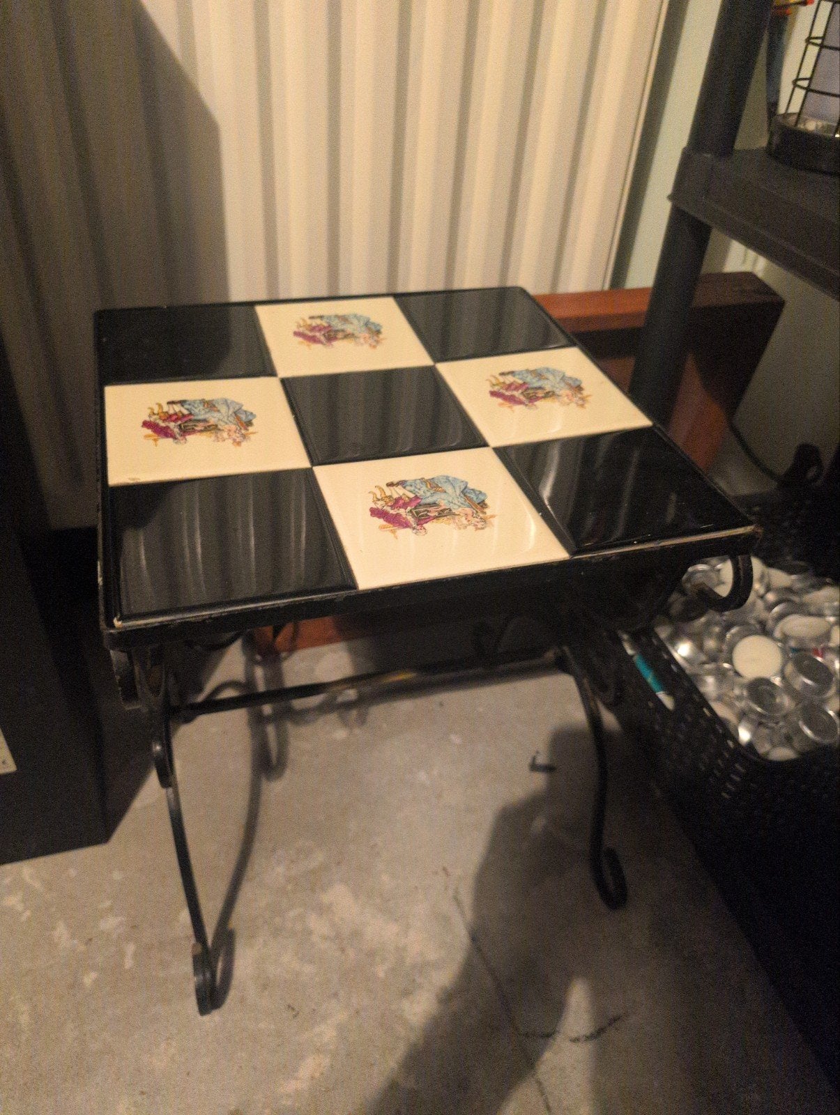 Decoratieve bijzettafel met tegels en smeedijzeren onderstel, Ophalen, Minder dan 45 cm, Minder dan 55 cm, Gebruikt