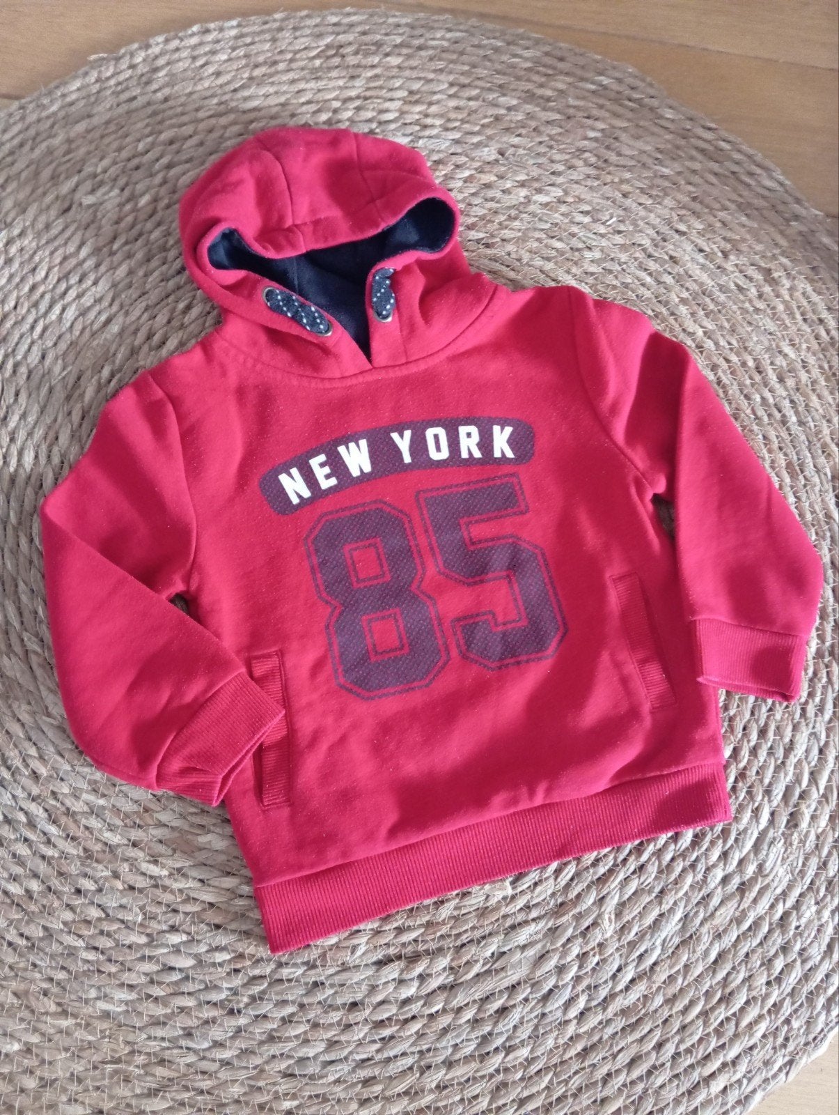 Rode Primark hoodie 'New York 85' - Maat 104, Kinderen en Baby's, Kinderkleding | Maat 104, Ophalen of Verzenden, Primark, Jongen
