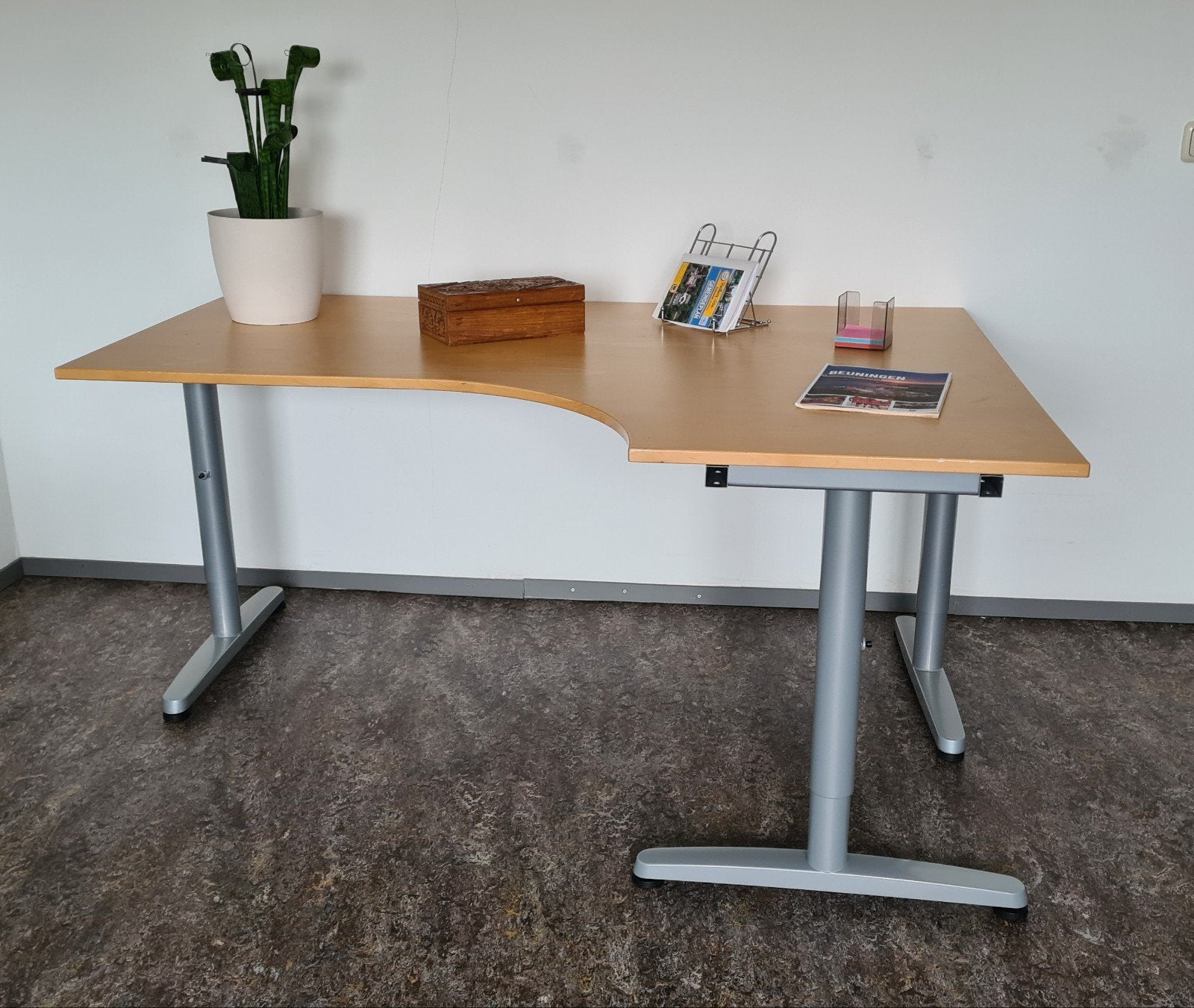 Bureau van IKEA.  Onderstel grijs gelakt staal. Blad hout, k, Ophalen, Zo goed als nieuw