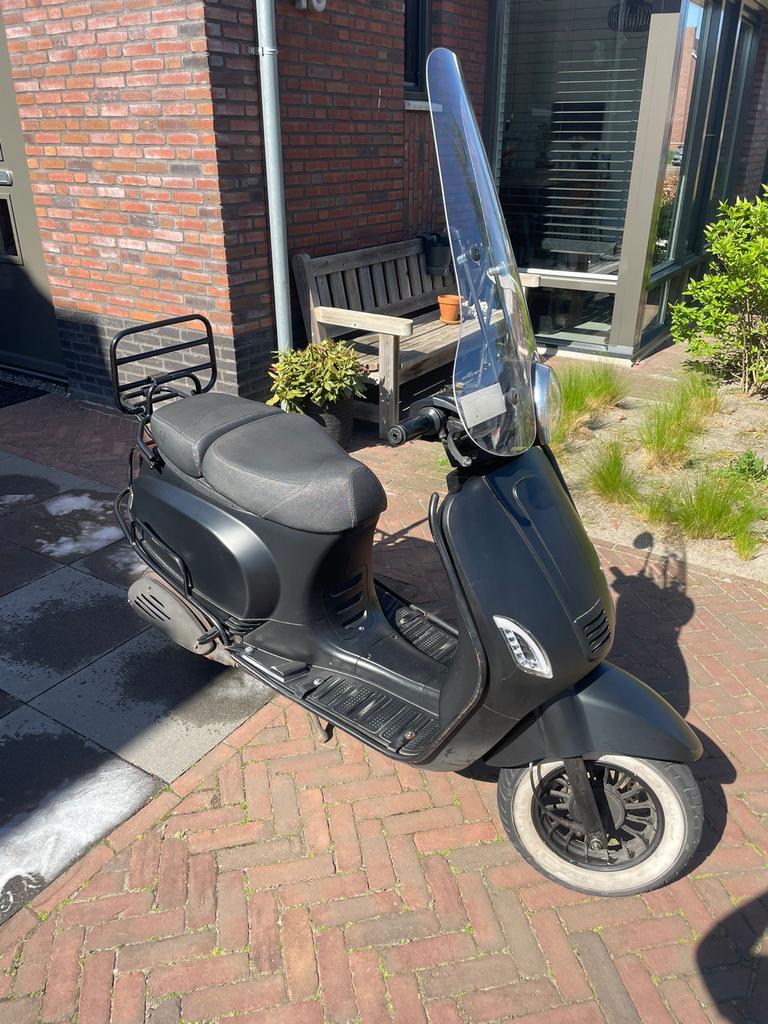 Matzwarte Riva BTC scooter met windscherm en valbeugels, Ophalen, Gebruikt, Benzine