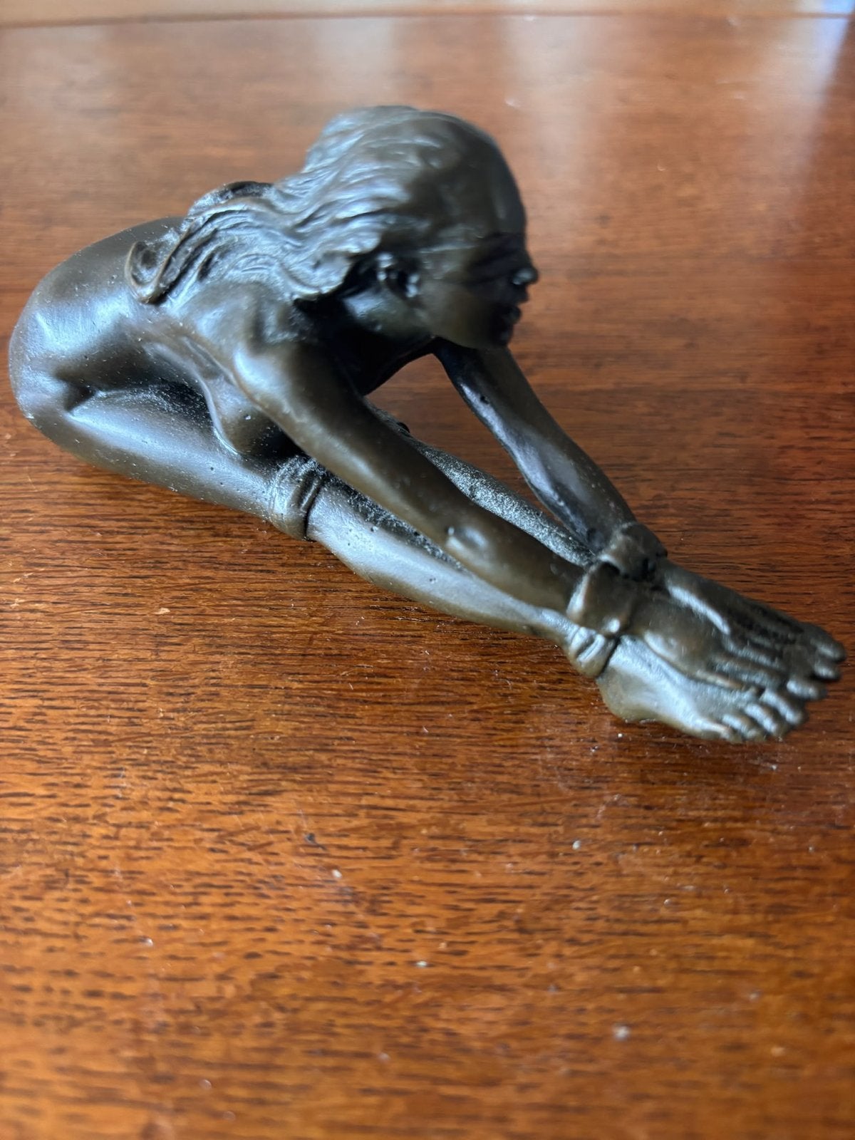 Massief bronzen beeldje van zittende vrouw, gesigneerd, Ophalen, Brons, Gemerkt, Beeld