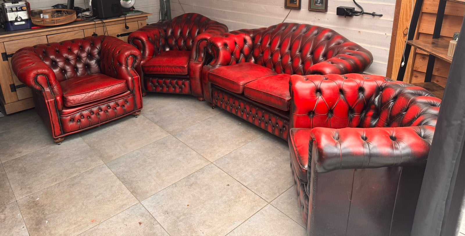 Chesterfield fauteuil 3 stuks en tweezitsbank rood leer, Huis en Inrichting, Stoelen, Ophalen, Gebruikt, Drie, Chesterfield