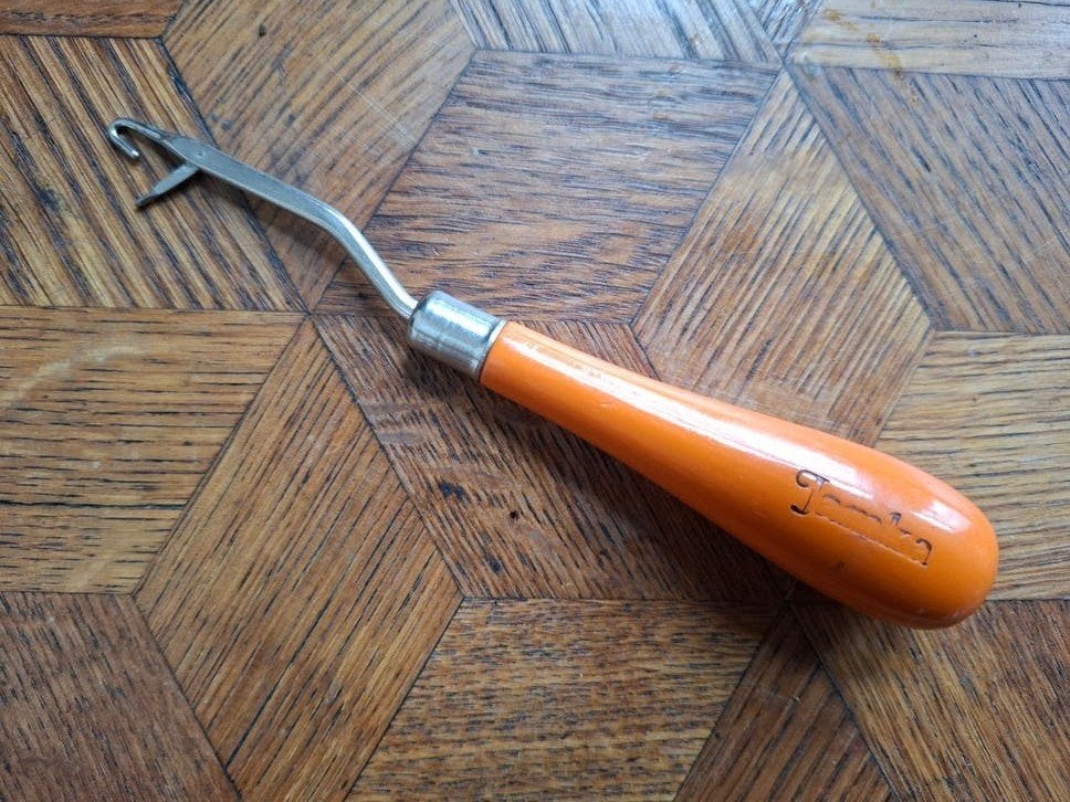 Smyrna haaknaald met oranje houten handvat van Jamka, Hobby en Vrije tijd, Ophalen of Verzenden, Zo goed als nieuw, Garen of Naald(en)