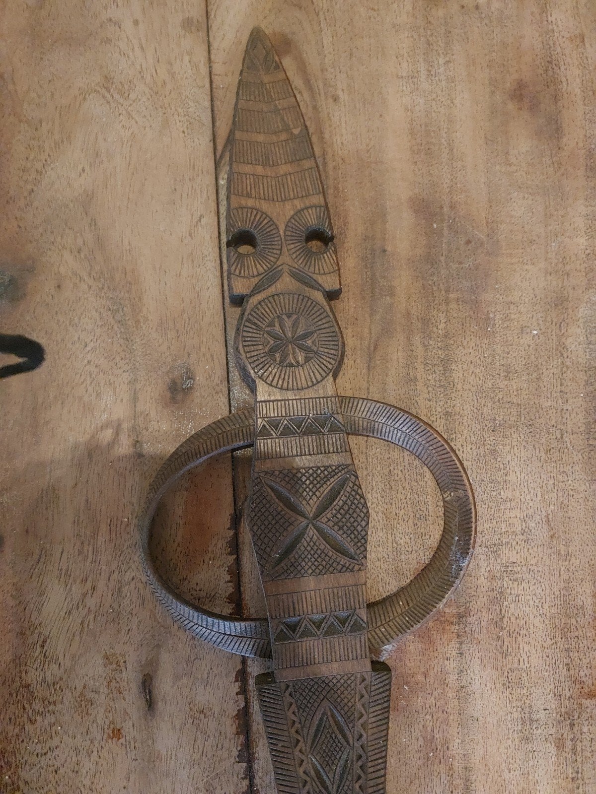 Decoratieve houten speer met gedetailleerd snijwerk, Antiek en Kunst, Ophalen of Verzenden, 93 cm, Hout