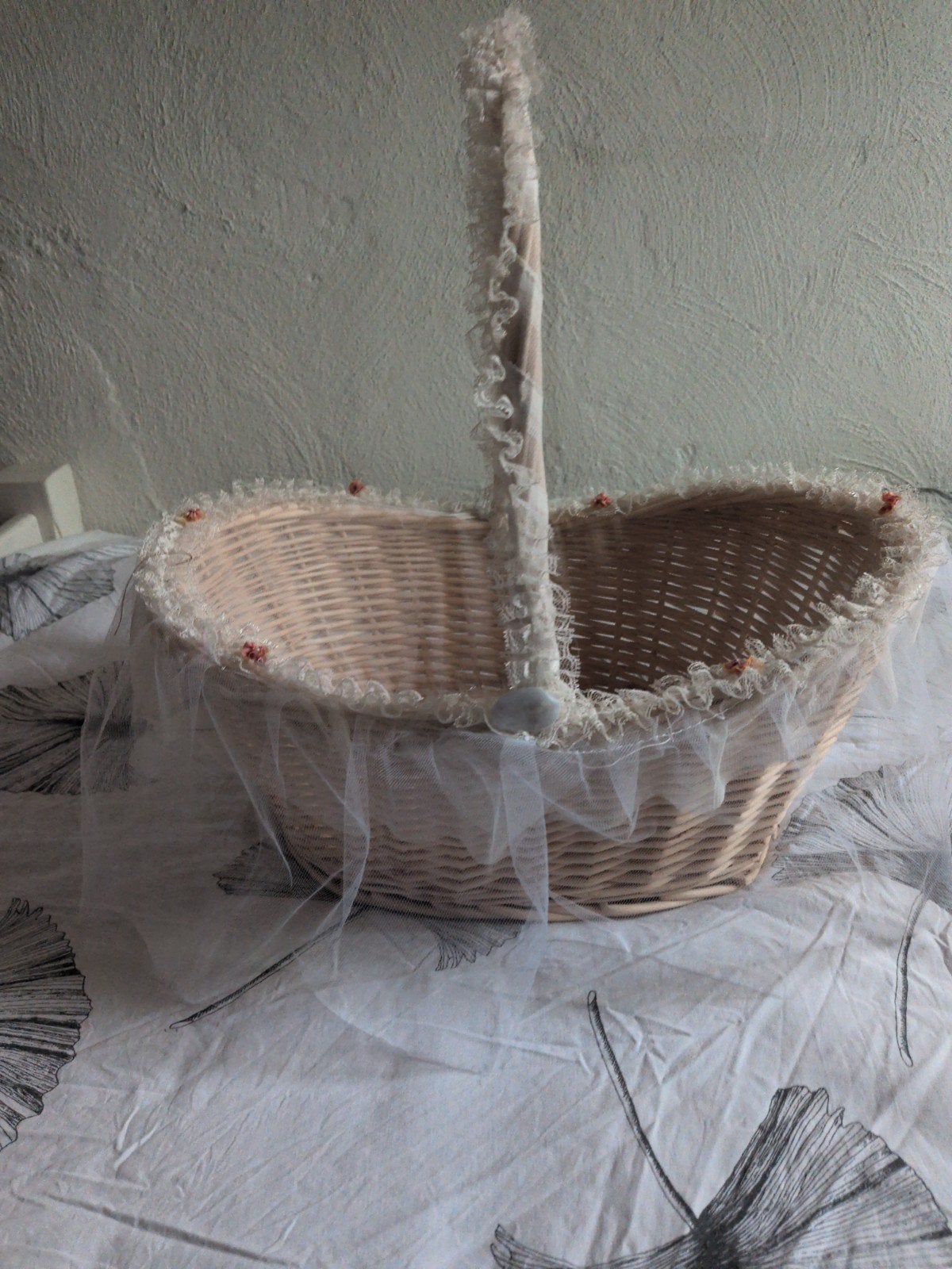 Decoratieve rieten mand met kanten details, Mand, Ophalen of Verzenden, Zo goed als nieuw, Riet