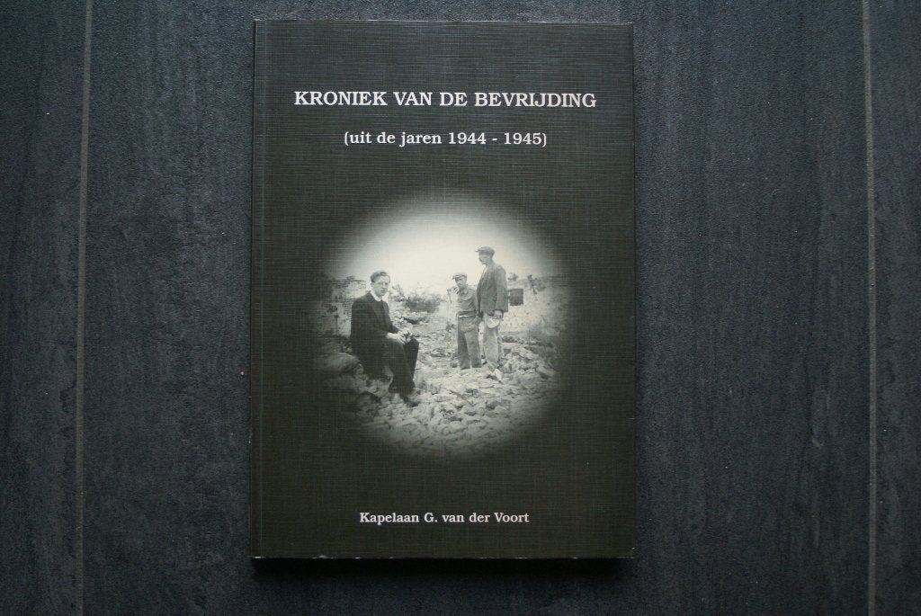 KRONIEK van de BEVRIJDING (uit de jaren 1944-1945)Kapelaan G, Ophalen of Verzenden, Tweede Wereldoorlog, Zo goed als nieuw, Algemeen