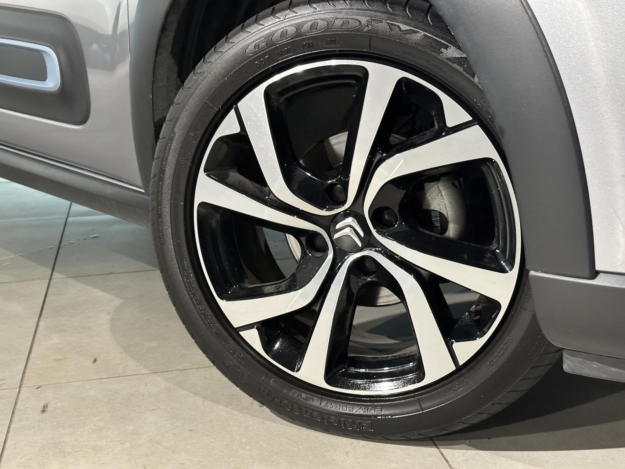 Citroen C3 1.2 PureTech Shine | Automaat | Navigatie | 17" L, 12 maanden, Gebruikt, Euro 6, 1199 cc