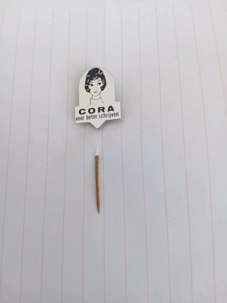 Pin - CORA - voor beter schrijven, Ophalen of Verzenden, Zo goed als nieuw, Figuurtje, Speldje of Pin