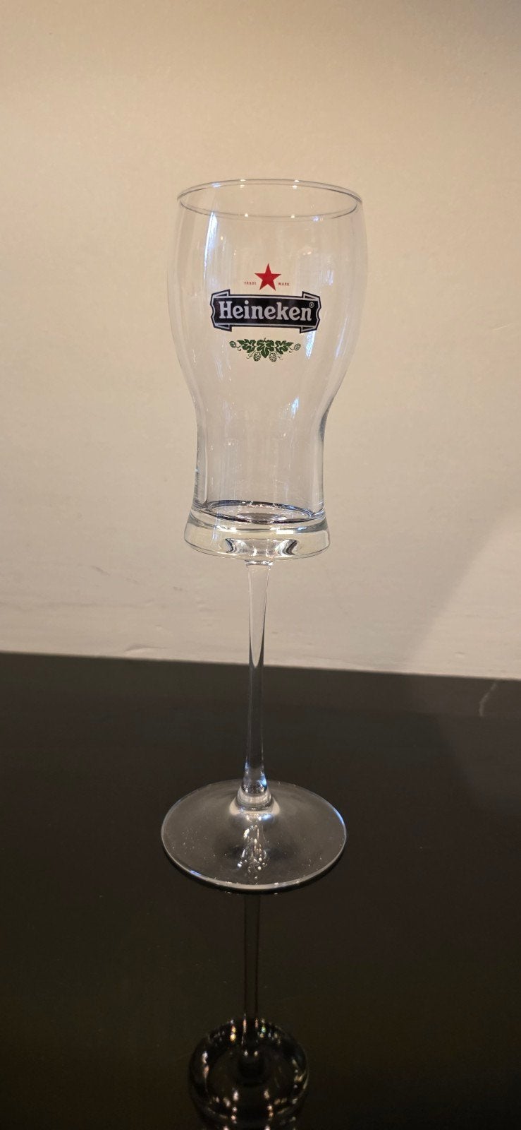 Heineken bierglas op voet, Ophalen of Verzenden, Zo goed als nieuw, Glas of Glazen, Heineken
