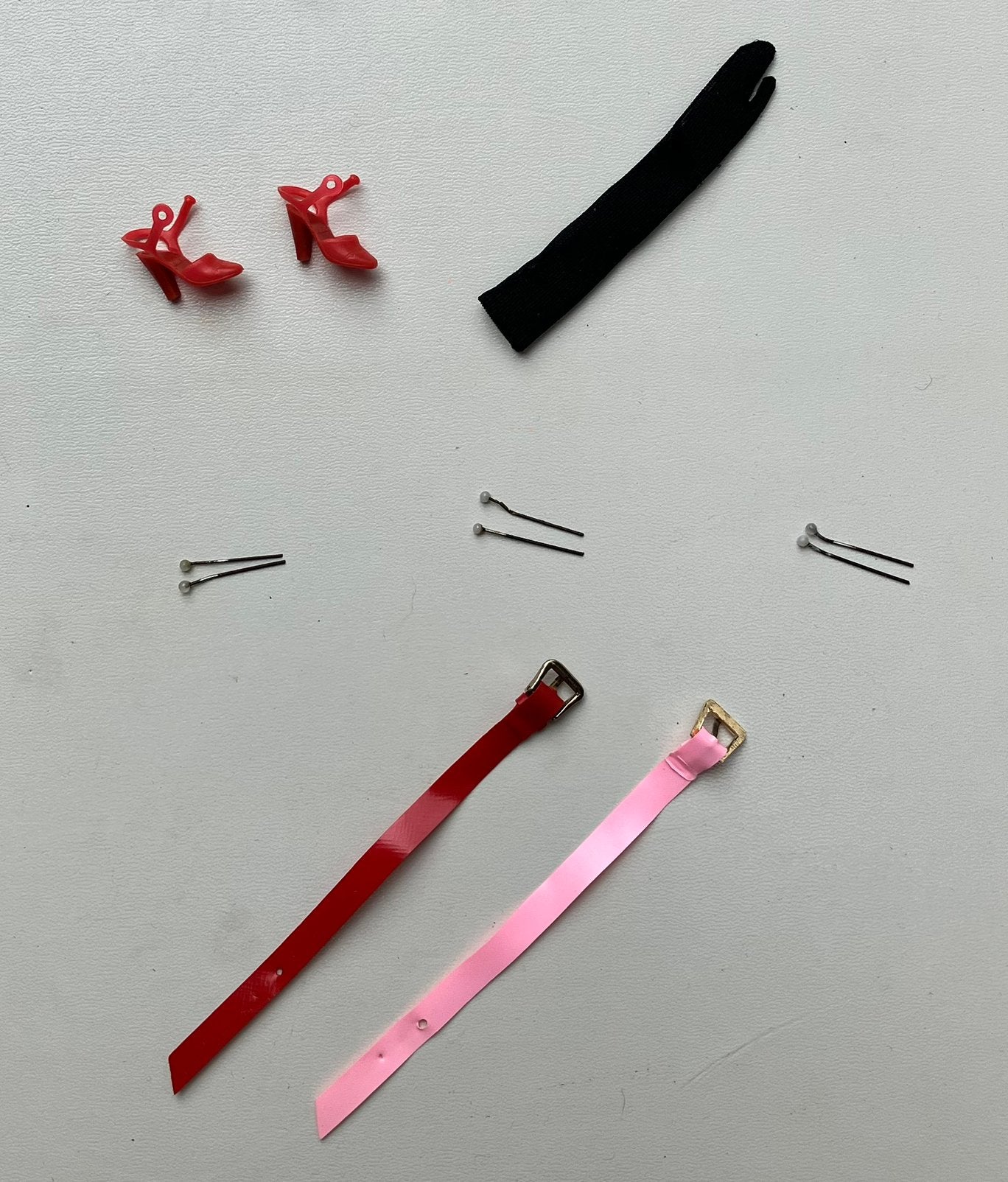 Vintage Barbie ruimt op: schoenen, accessoires origineel, Ophalen of Verzenden, Gebruikt, Accessoires