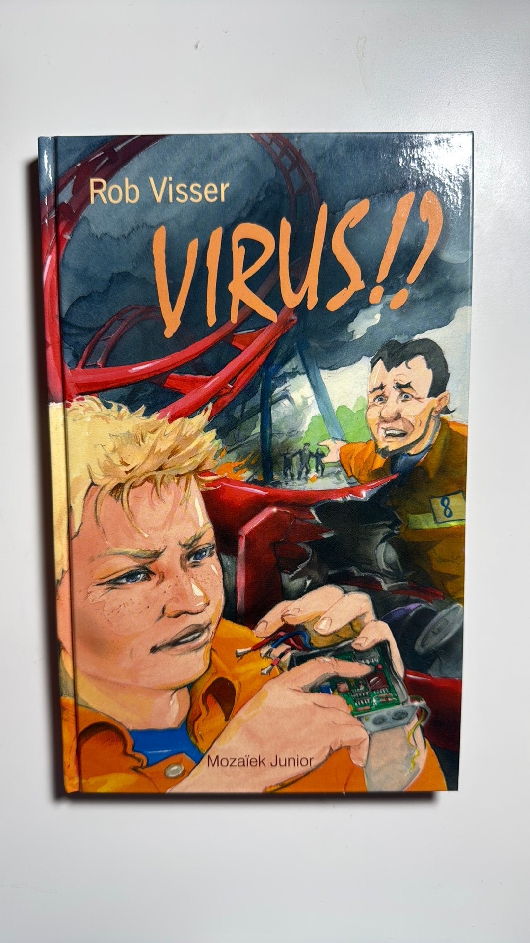 Rian Visser - Virus?!, Boeken, Fictie algemeen, Ophalen of Verzenden, Zo goed als nieuw, Rian Visser