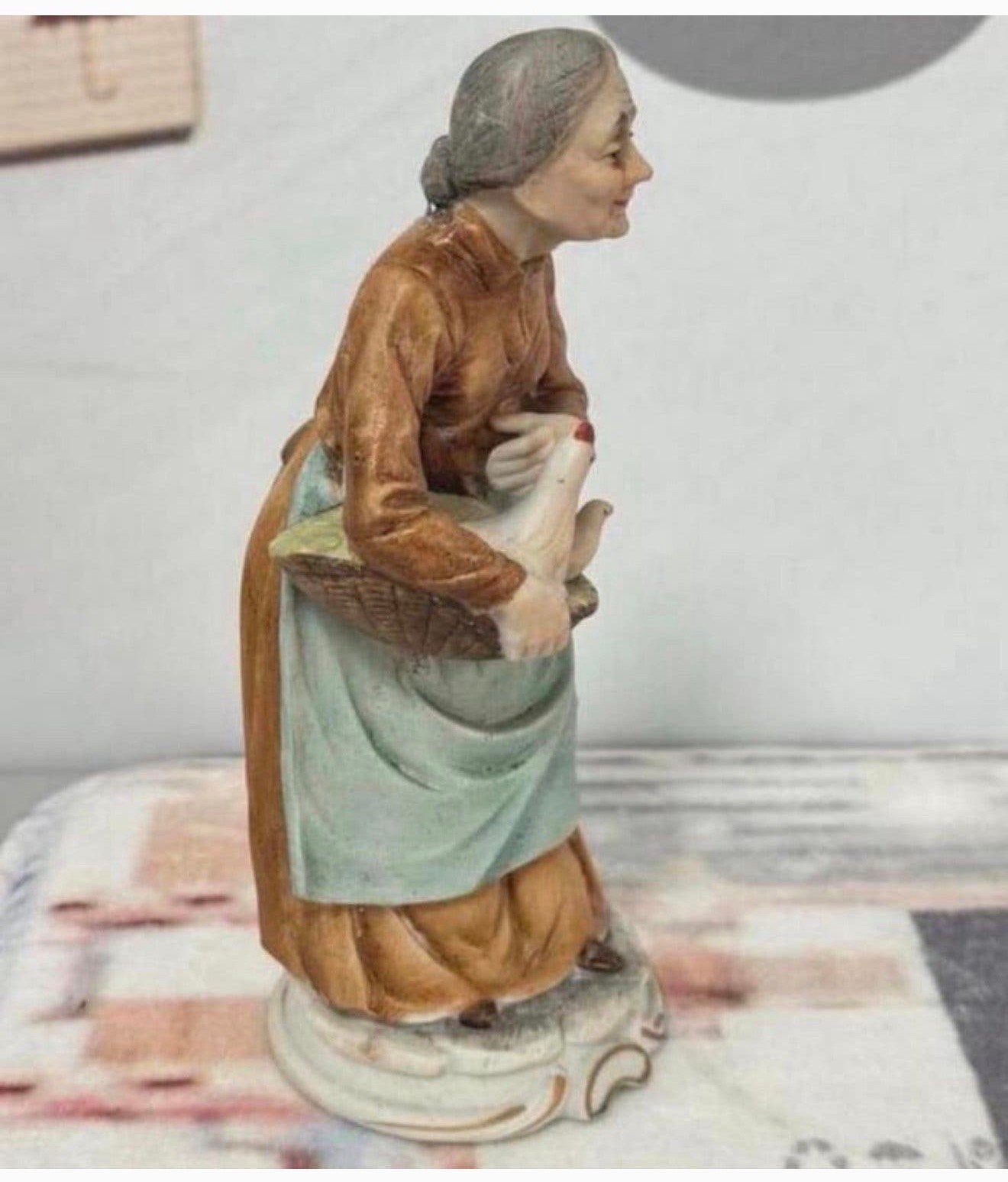 Vintage Porseleinen beeldje Oude vrouw met kip porselein, Ophalen of Verzenden, Zo goed als nieuw, Mens