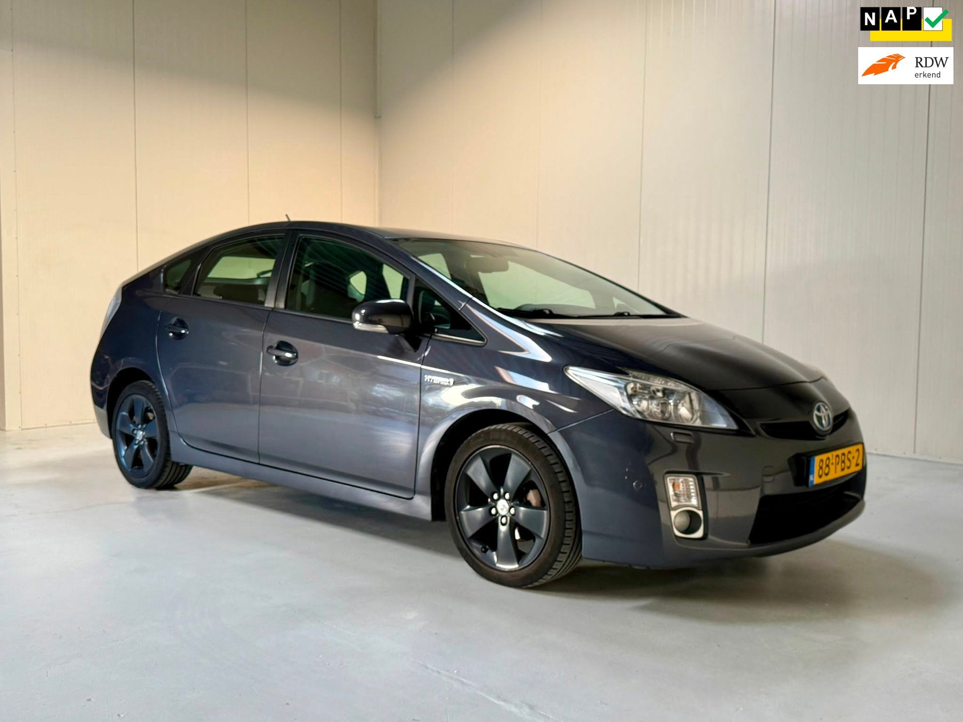 Toyota Prius 1.8 Dynamic XENON/LEER/CAMERA/CRUISE/LM`17, Gebruikt, 4 cilinders, Origineel Nederlands, Bedrijf