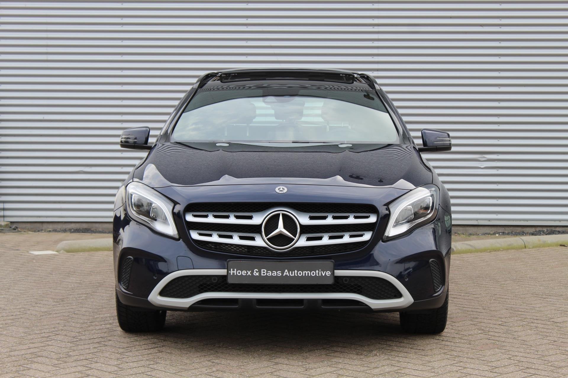 Mercedes GLA-klasse 180 Panoramadak/Led/Camera/18inch, Gebruikt, 4 cilinders, 715 kg, Blauw