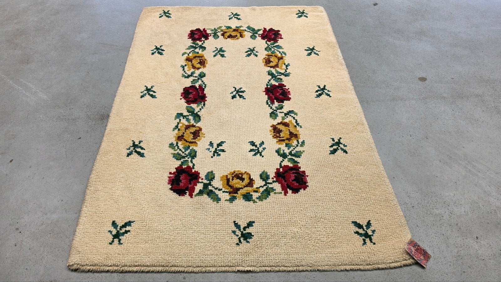 Vintage Handgemaakt wol Smyrna tapijt roses retro 115x168cm, Gebruikt, 100 tot 150 cm, Www.hypepopup.nl, Ophalen of Verzenden