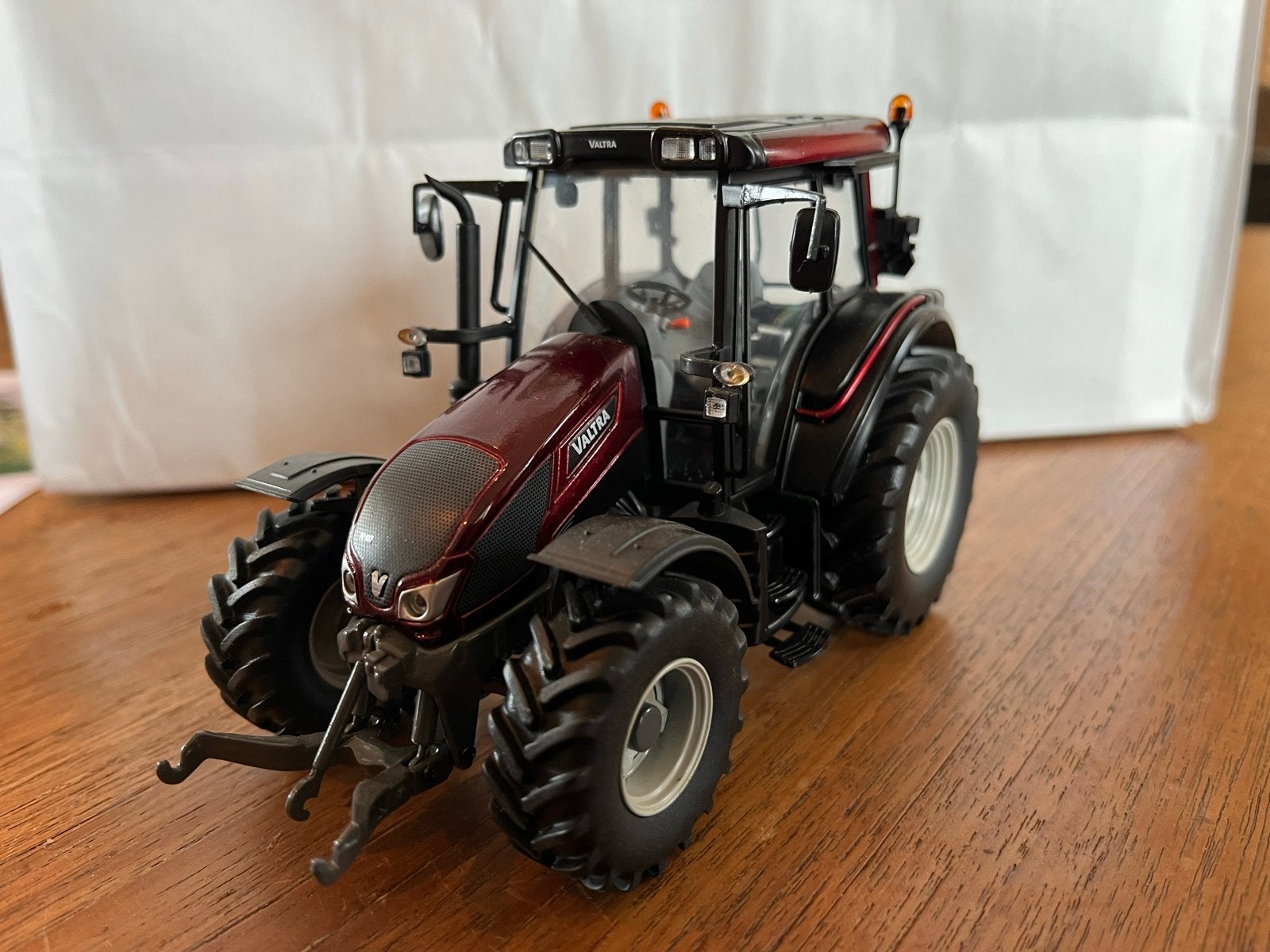 Valtra N 103 Universal Hobbies 1:32 Tractor, Ophalen of Verzenden, Zo goed als nieuw, Overige typen, Overige merken