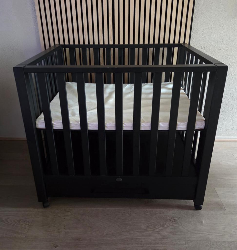 Zwarte box met lade en matrasje - 100x80 cm, Ophalen, Gebruikt, Rechthoekig, Wieltjes