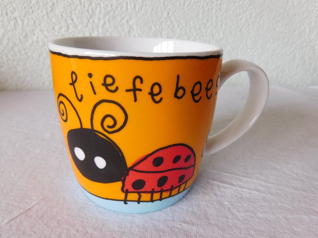 Babette Harms mok met liefebees, dsn 8,5 cm, hg 8,2 cm, Gebruikt, Overige merken, Ophalen of Verzenden, Overige stijlen