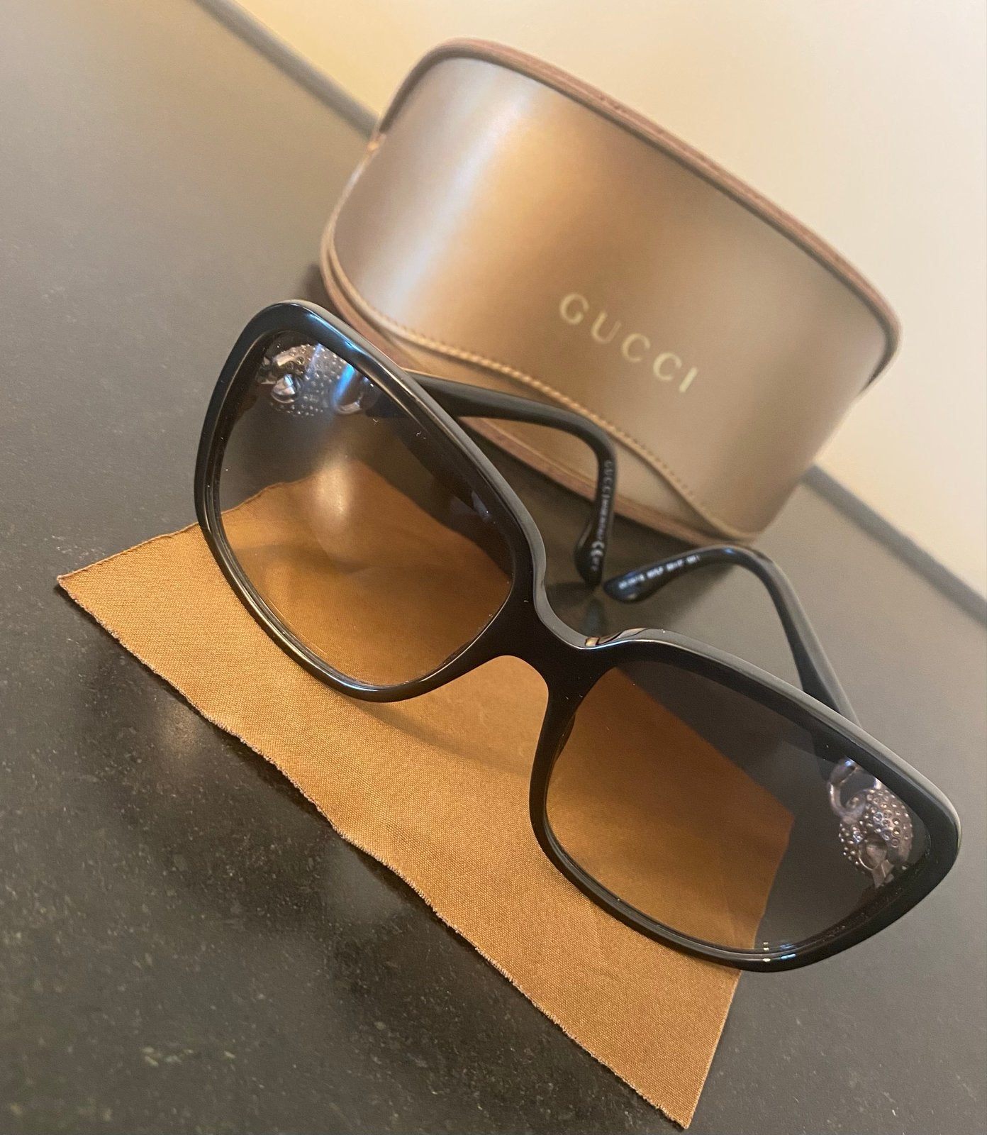Gucci Zonnebril met Kristallen Details, Sieraden, Tassen en Uiterlijk, Zonnebrillen en Brillen | Dames, Overige merken, Zonnebril