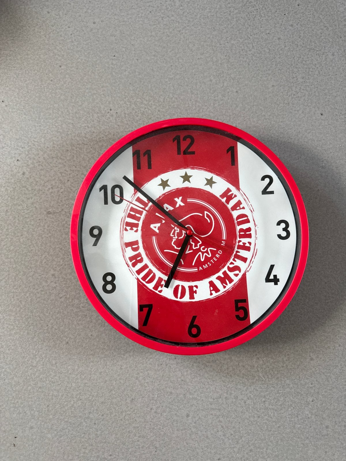 Ajax wandklok - The Pride of Amsterdam, Analoog, Werkt op batterijen, Ophalen of Verzenden, Modern