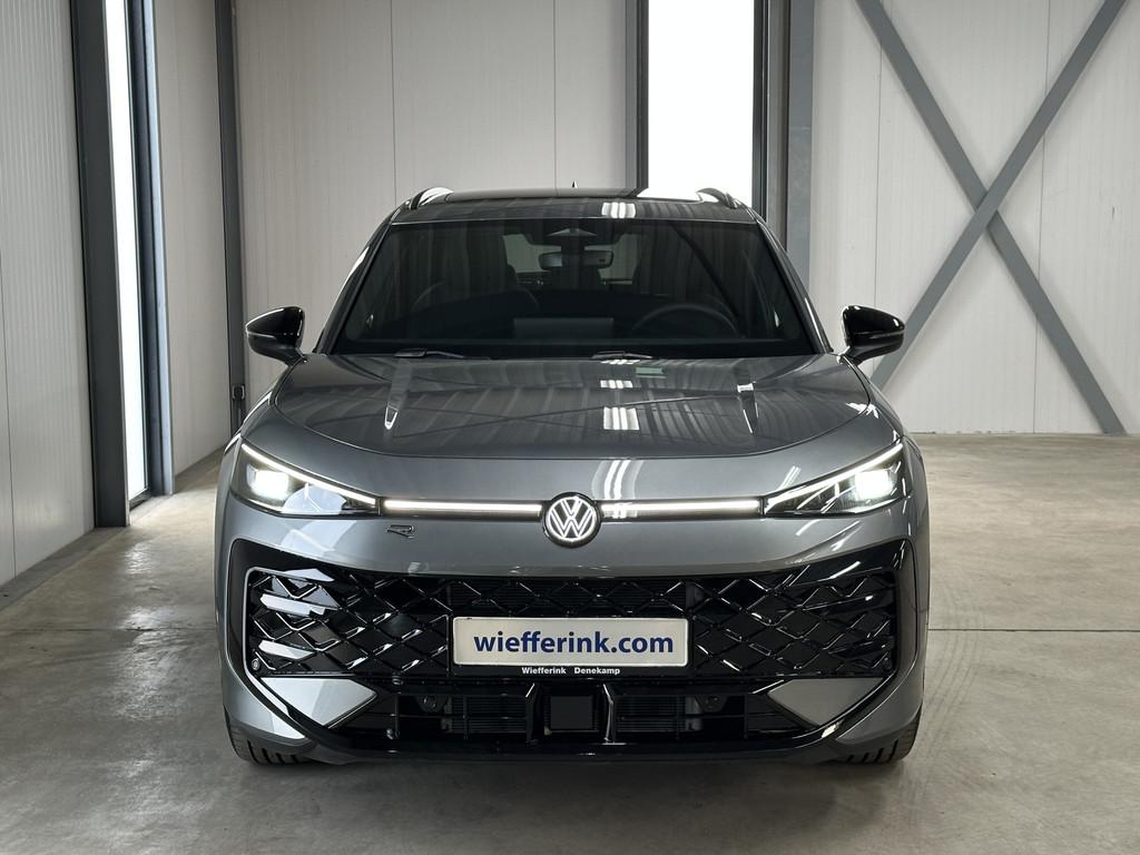 Volkswagen T-Roc 1.5 eTsi R-Line First Edition | IQ light |, Auto's, Volkswagen, Zwart, 4 cilinders, Leder en Stof, Bedrijf