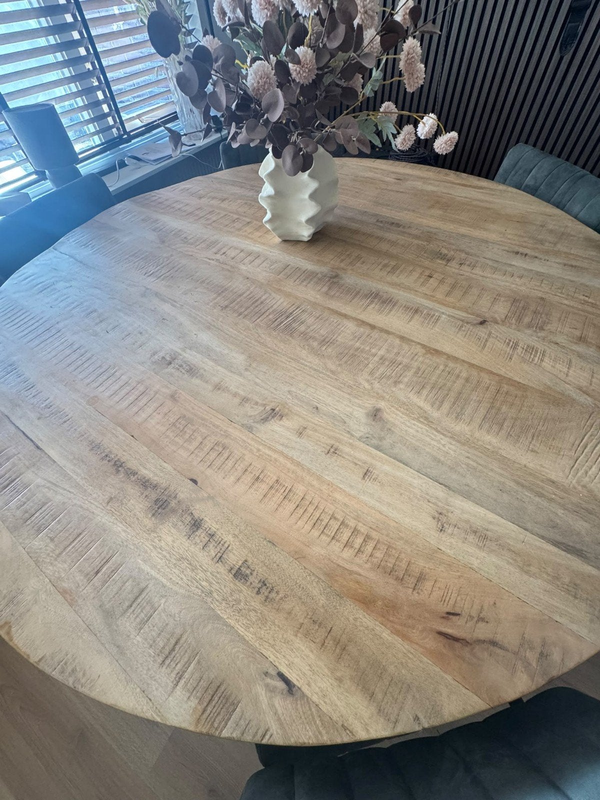 Foto 6 van Ronde Mango houten tafel (150cm) + 6 luxe Stoelen