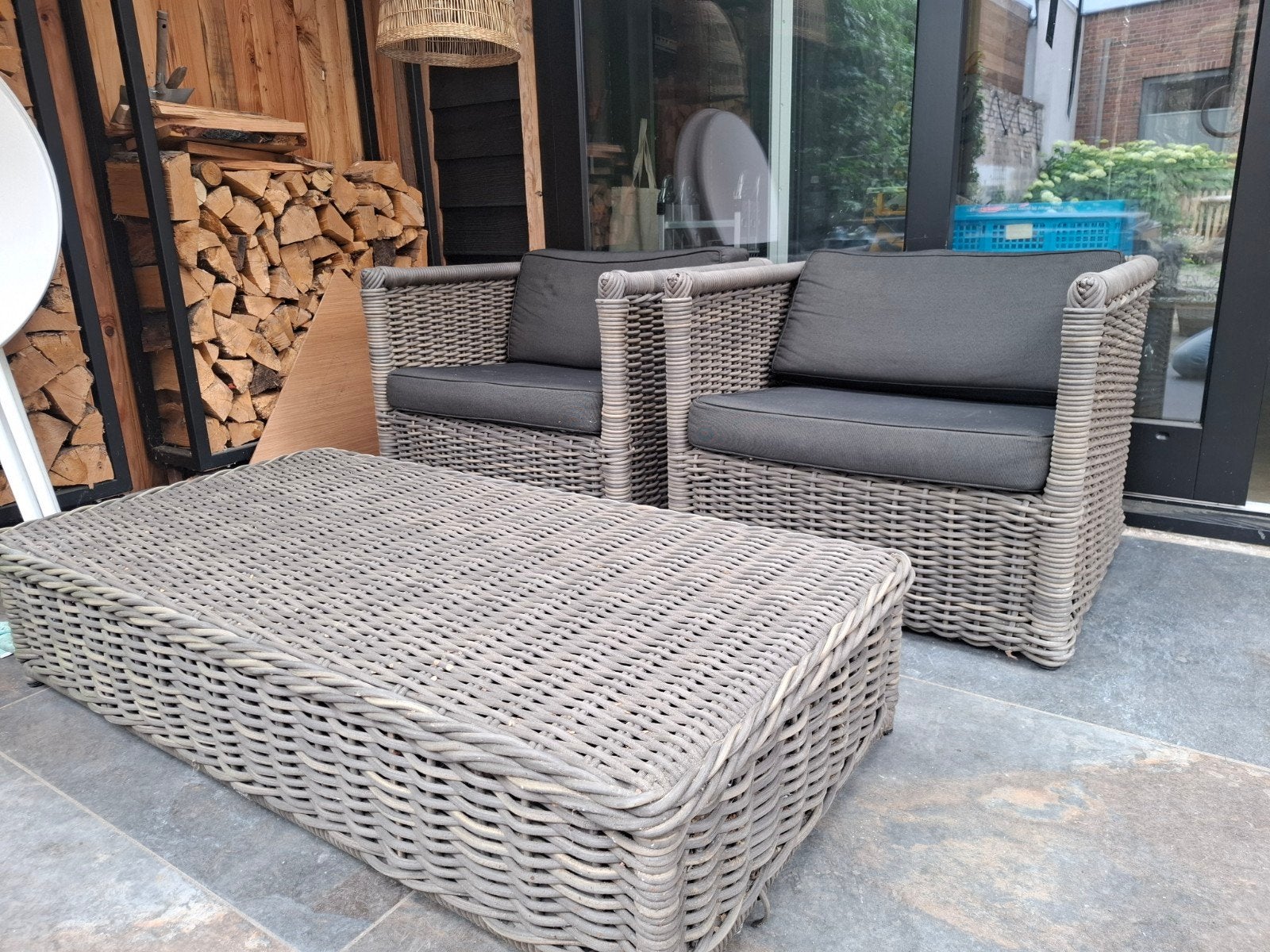 Loungeset. 2 fauteuils en 1 salontafel, 2 zitplaatsen, Kunststof, Gebruikt, Ophalen of Verzenden