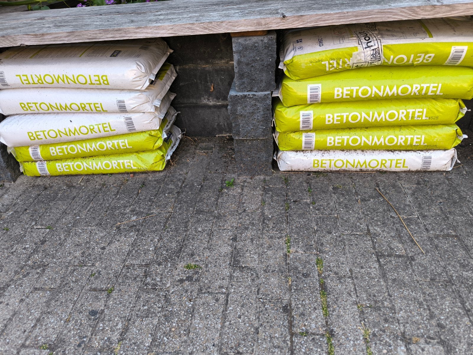 10 zakken Qmix betonmortel en 1 zak snelbeton 25 kg, Ophalen, Nieuw