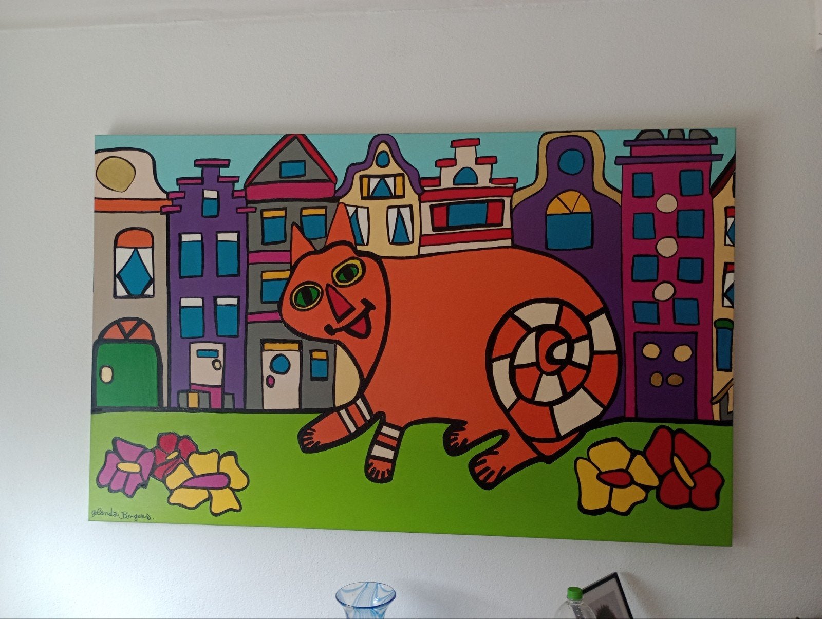 Vrolijk schilderij van kat in stadsgezicht Jolanda Bongers, Acrylverf, Ophalen of Verzenden, Dieren, Overige materialen