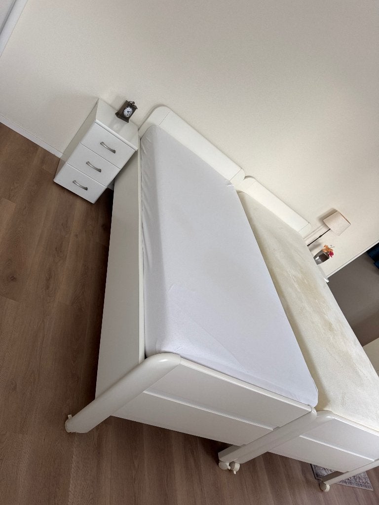 Twee 1-persoonsbedden (evt. incl. Tempur matrassen), Huis en Inrichting, Slaapkamer | Bedden, Ophalen, 90 cm, Eenpersoons, Wit