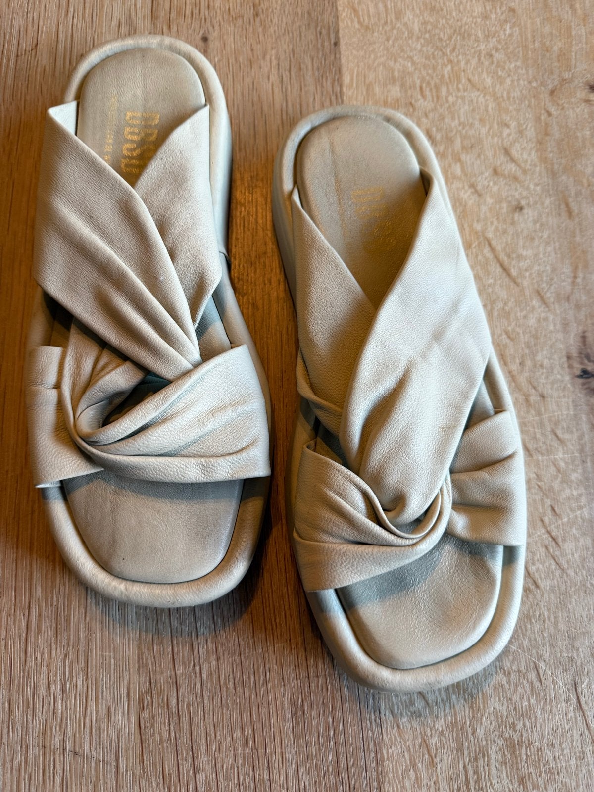 Dames sandalen met knoopdetail - Maat 37, Ophalen of Verzenden, Zo goed als nieuw, Beige, Sandalen of Muiltjes