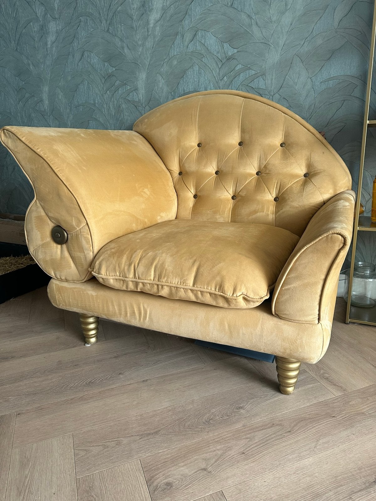 Unieke okergele fauteuil met chesterfield knopen, Ophalen, Gebruikt, 75 tot 100 cm, 100 tot 125 cm