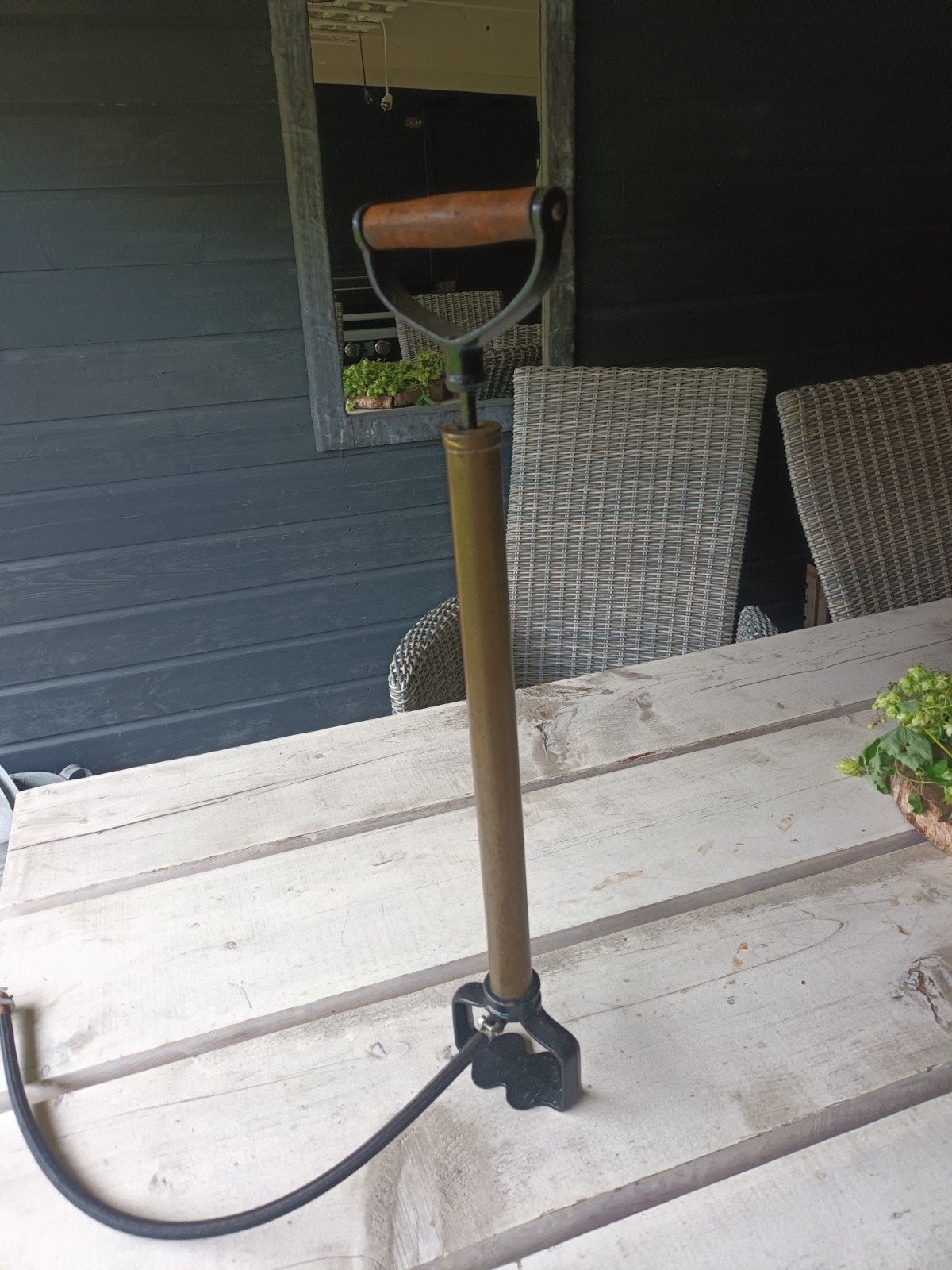 Antieke fietspomp koper met houten handvat, Ophalen, Gebruikt