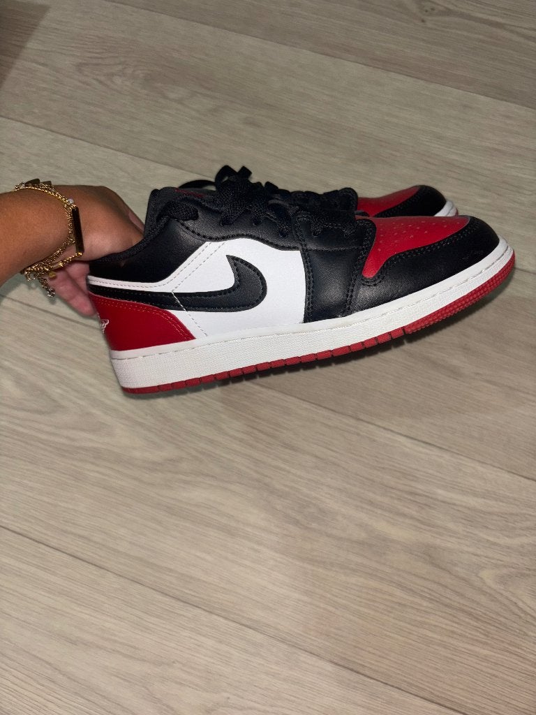 Air Jordan 1 low bred toe, Kleding | Dames, Schoenen, Nike Air Jordan, Zwart, Ophalen of Verzenden, Sneakers of Gympen