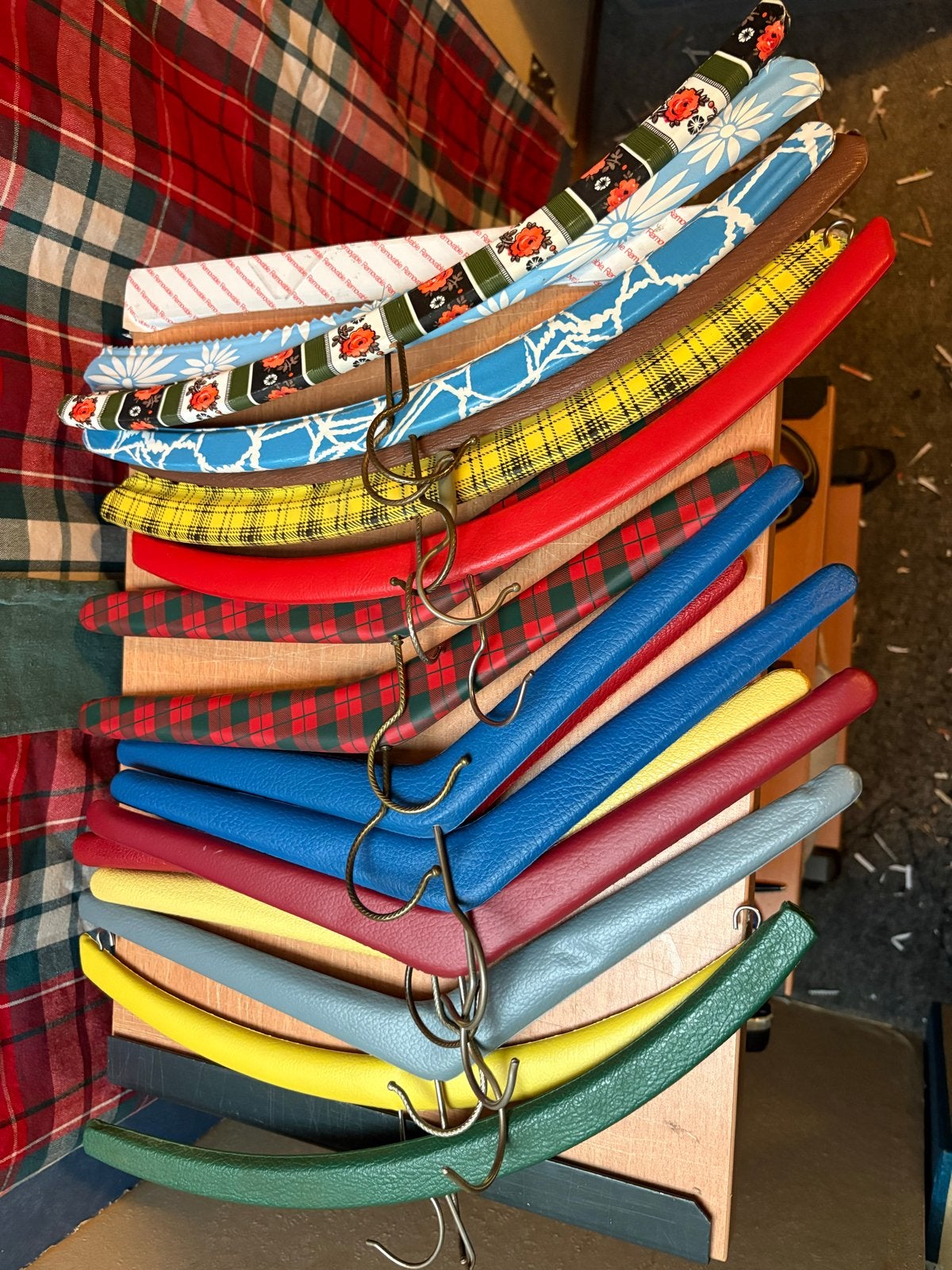 16 Vintage Kledinghangers - Diverse Kleuren en Patronen, Ophalen of Verzenden, Gebruikt, Overige materialen, Volwassenen