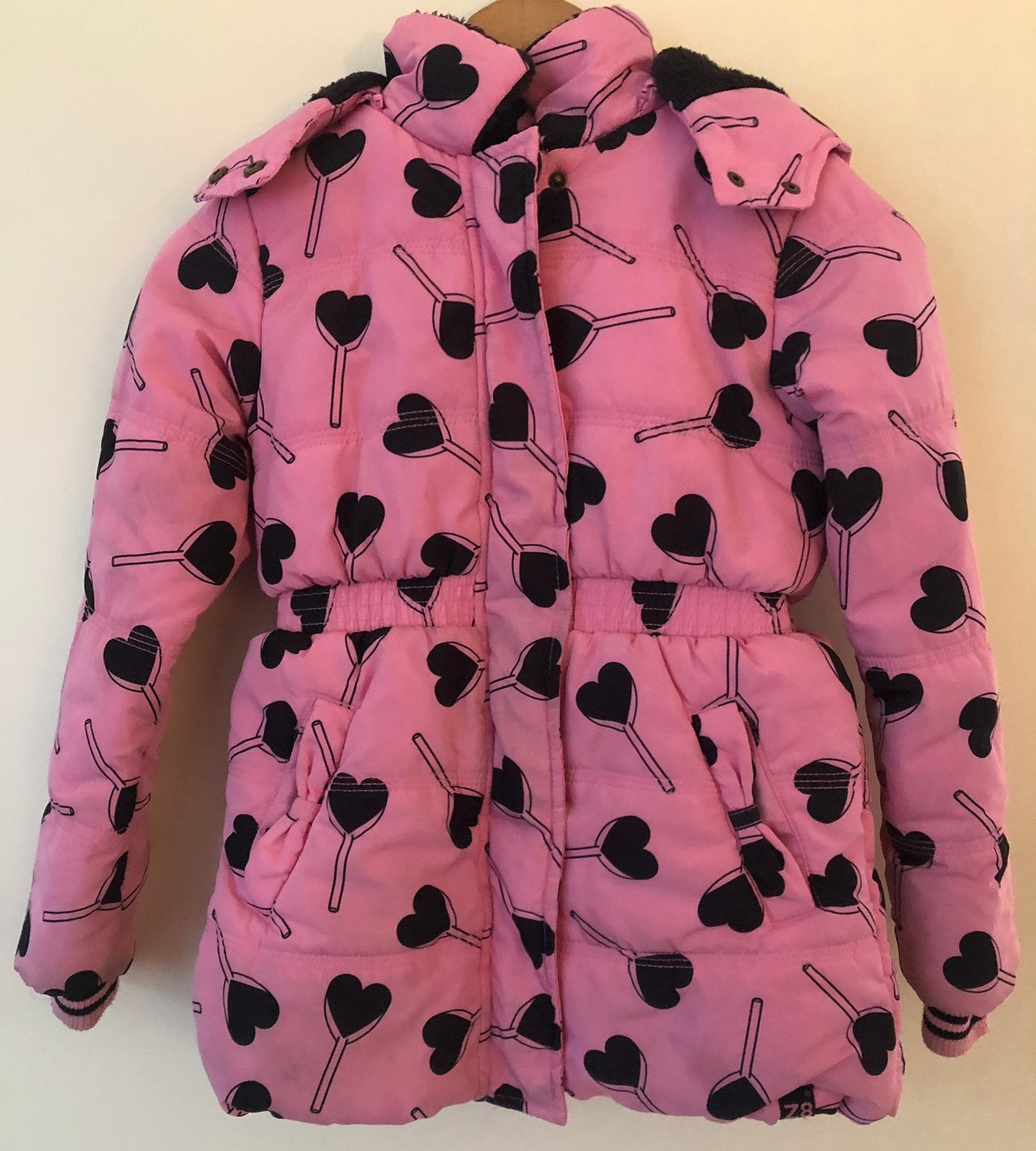 Z8 roze winterjas met all-over hartjes lollypop print128/134, Ophalen, Gebruikt, Meisje, Jas
