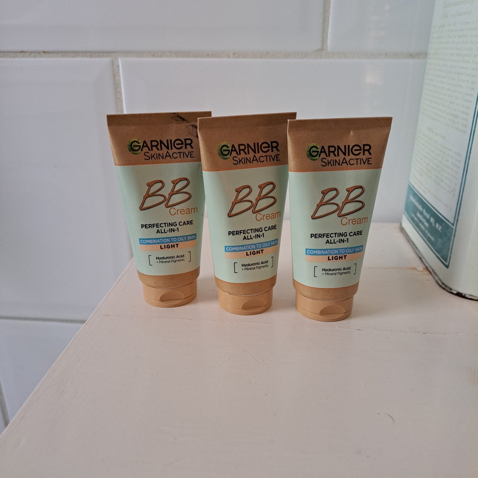 3 tubes Garnier BB cream light, Ophalen of Verzenden, Nieuw