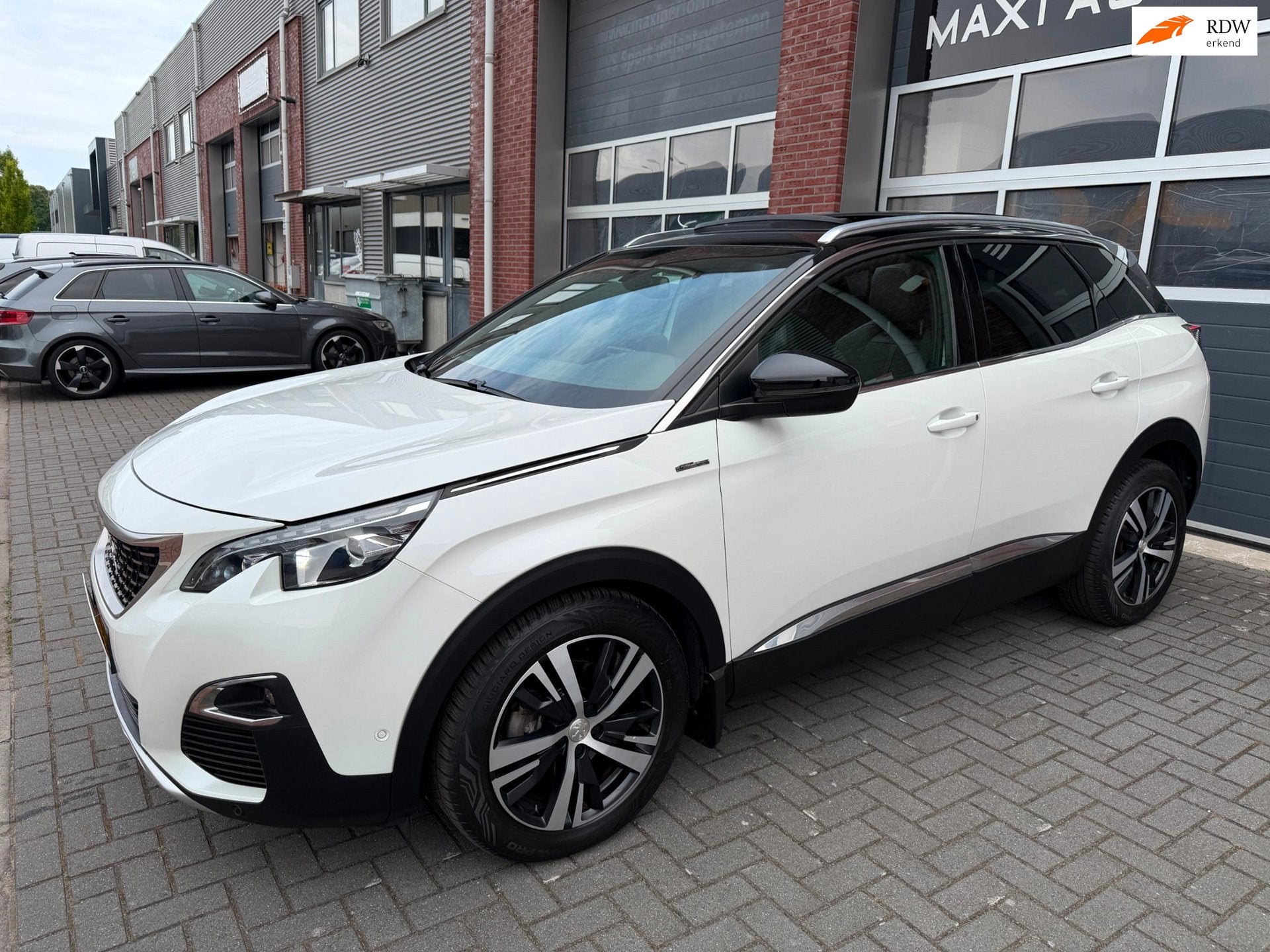 Peugeot 3008 1.6 e-THP 165PK GT Line LED Pano Carplay Navi, Euro 6, 4 cilinders, Leder en Stof, Wit