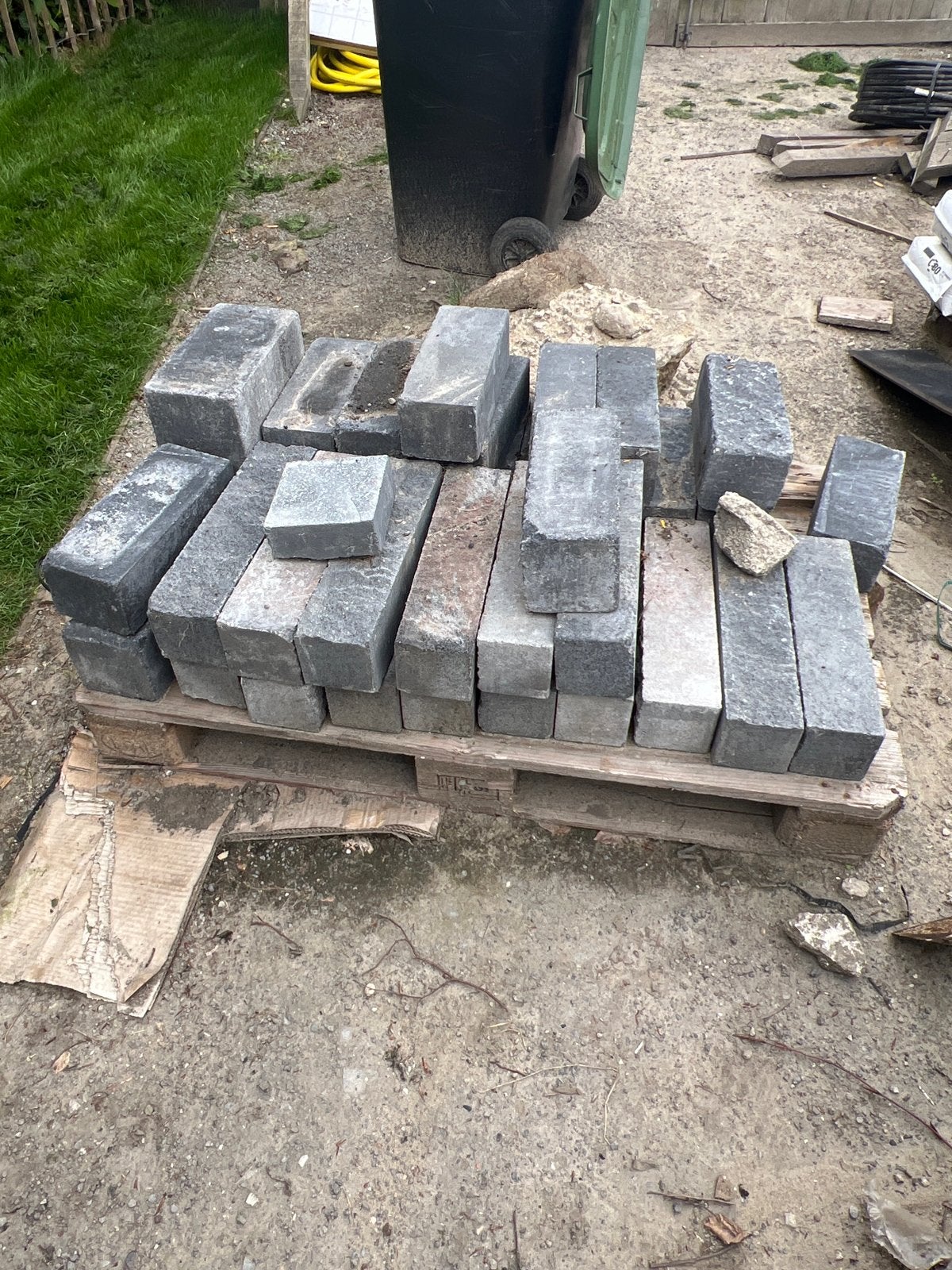 Stapel stenen / muurblokken, Gebruikt, Klinkers, Beton, 5 tot 10 m²