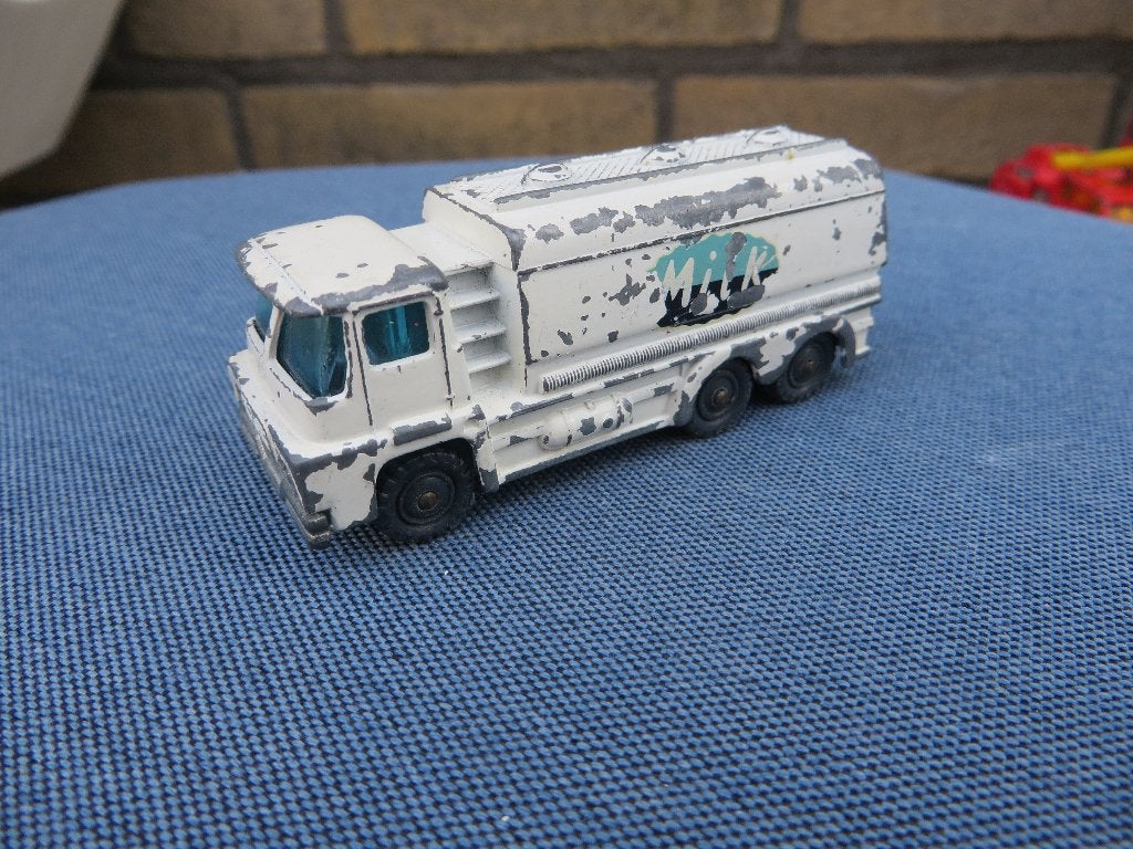 Husky Guy Milk Tanker, Hobby en Vrije tijd, Modelauto's | Overige schalen, Ophalen of Verzenden, Gebruikt, Auto