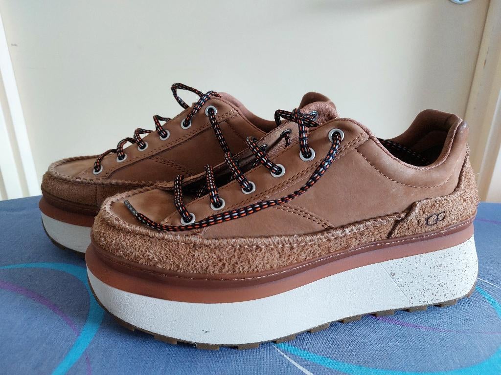 UGG sneakers, UGG, Beige, Ophalen of Verzenden, Sneakers of Gympen