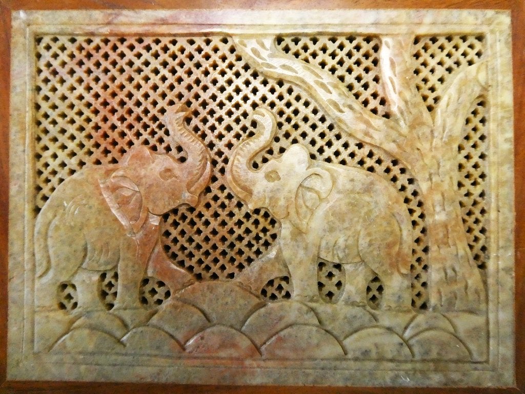 Groot handgesneden sieradendoos hout speksteen met olifanten, India, Doos, Gesneden, Overige materialen