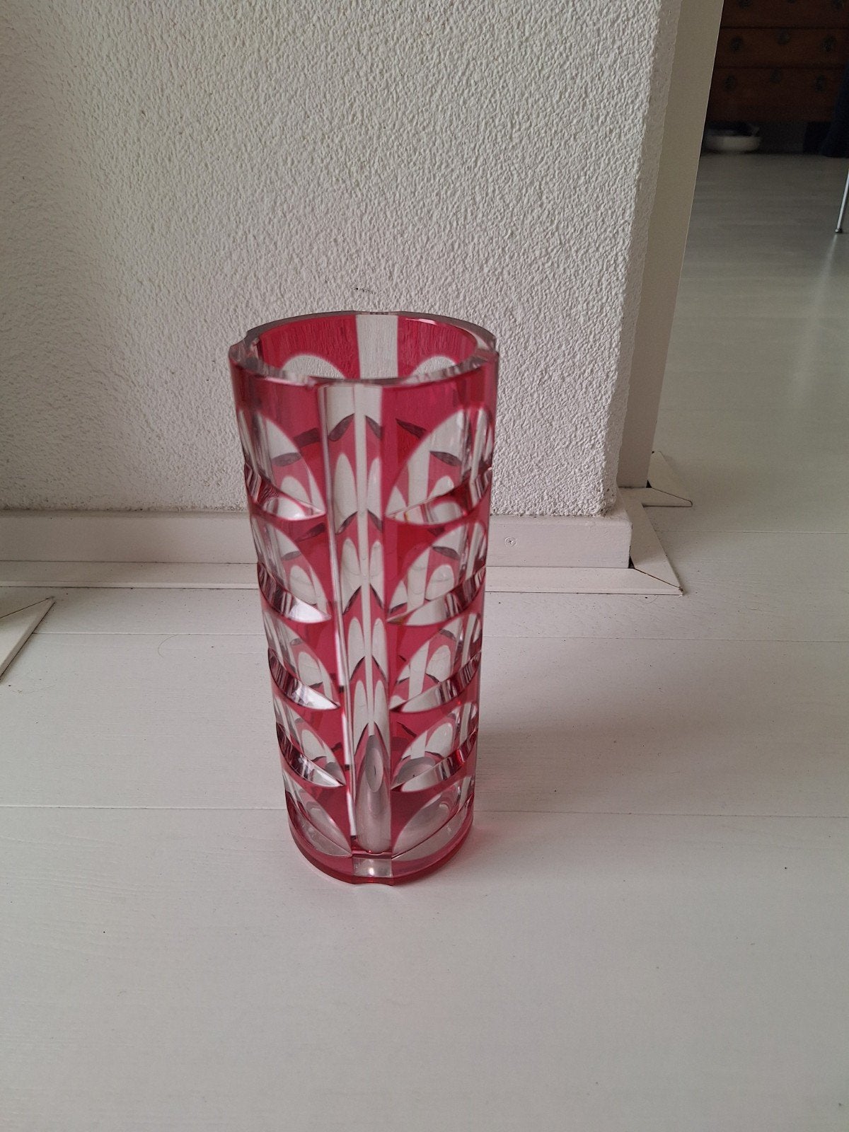 Vintage Rode Kristallen Vaas met Geslepen Patroon, Ophalen of Verzenden