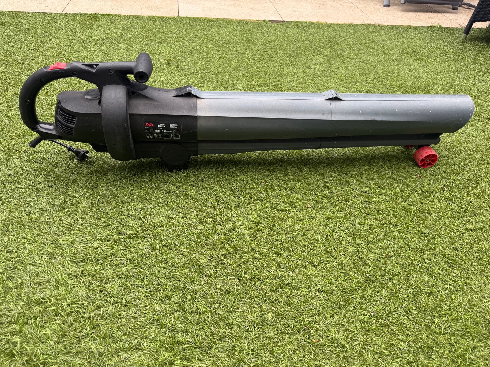 SKIL 2800W Bladblazer - Elektrisch en Krachtig, Gebruikt, Handgedragen, Met neuswiel, Ophalen of Verzenden