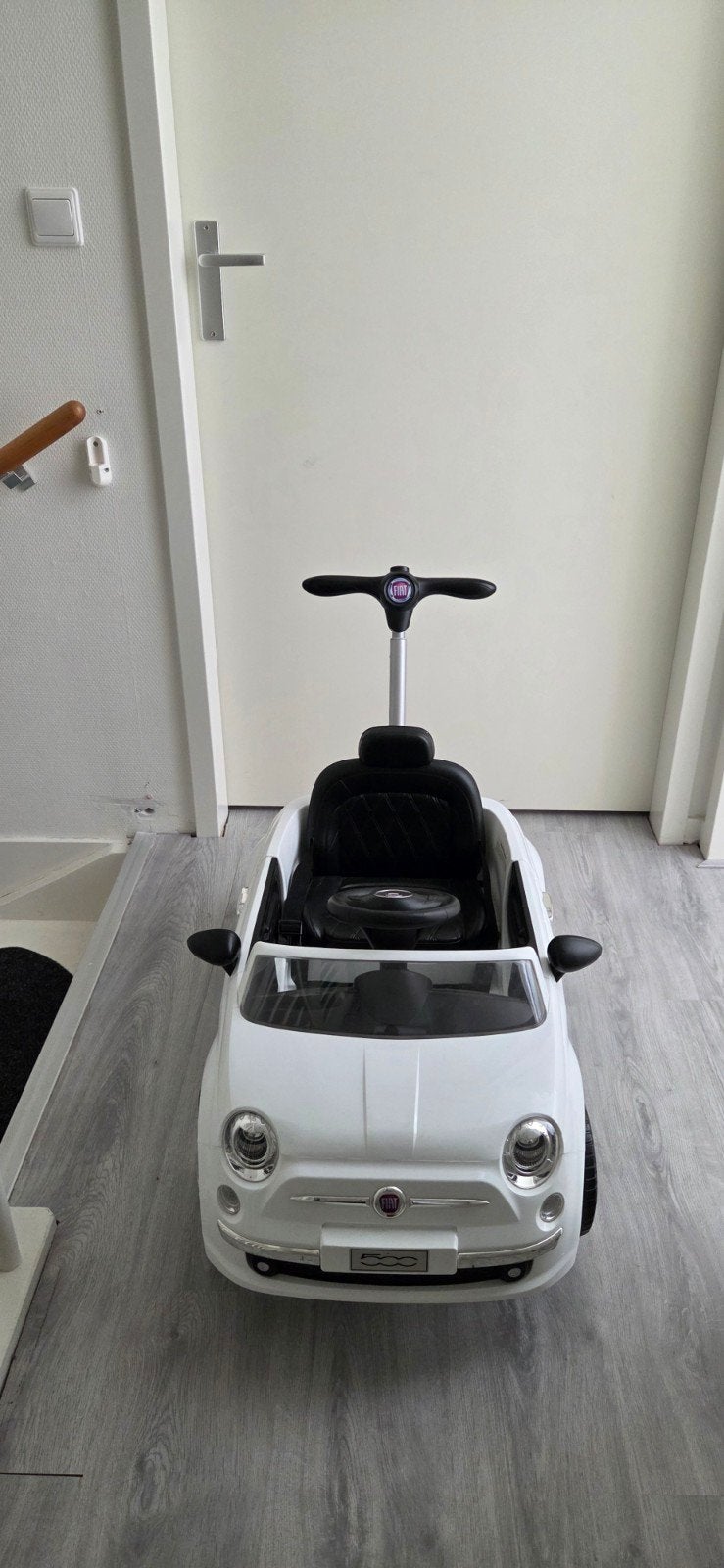 Fiat 500 loopauto met duwstang en muziekfunctie, Kinderen en Baby's, Speelgoed | Speelgoedvoertuigen, Ophalen, Gebruikt
