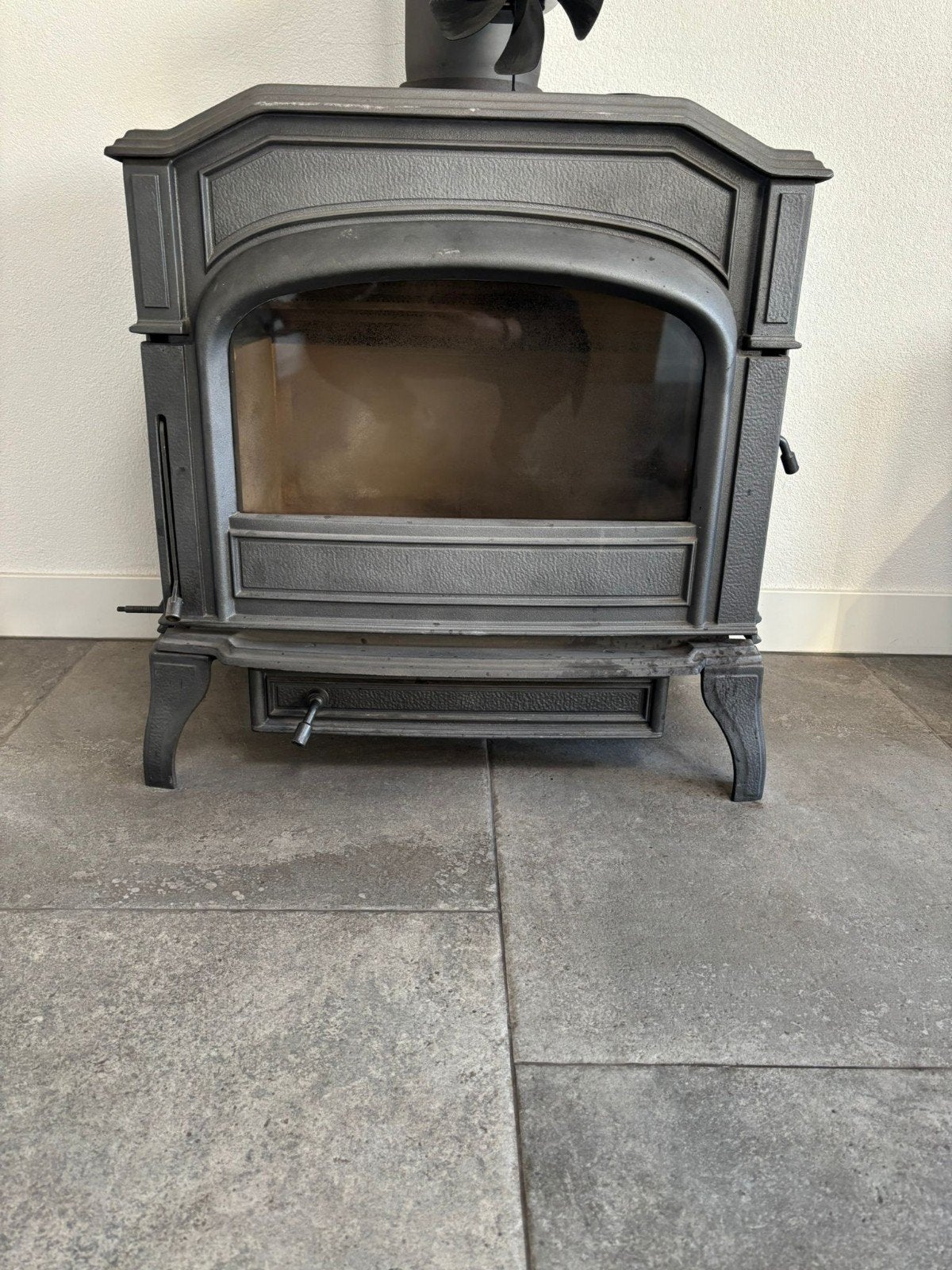 Zeer nette Dovre houtkachel met rookafvoerpijp. 950 euro, Ophalen, Zo goed als nieuw, Hout, Houtkachel