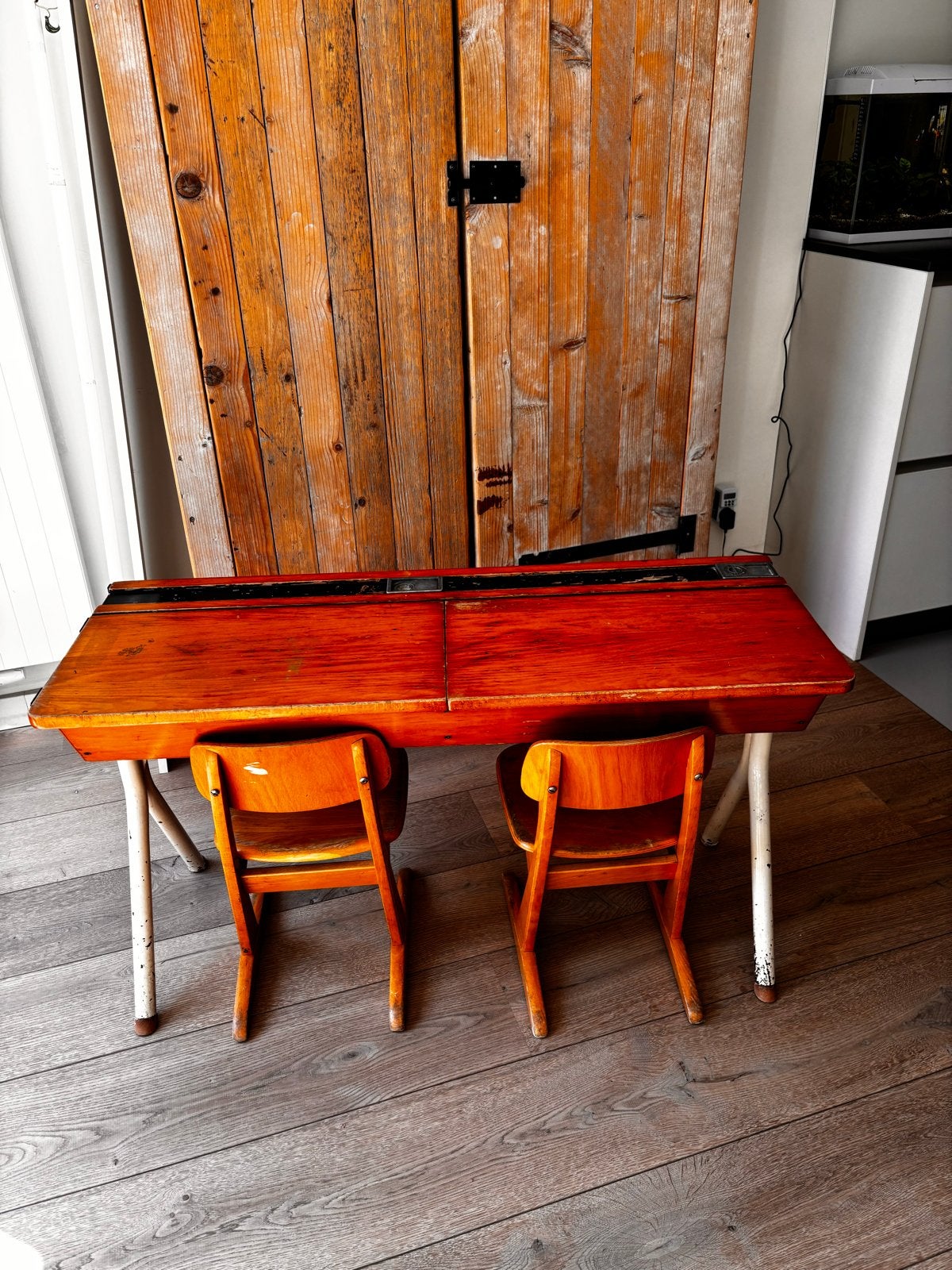 Vintage houten kinderbureau met twee stoeltjes - Patria, Antiek en Kunst, Ophalen