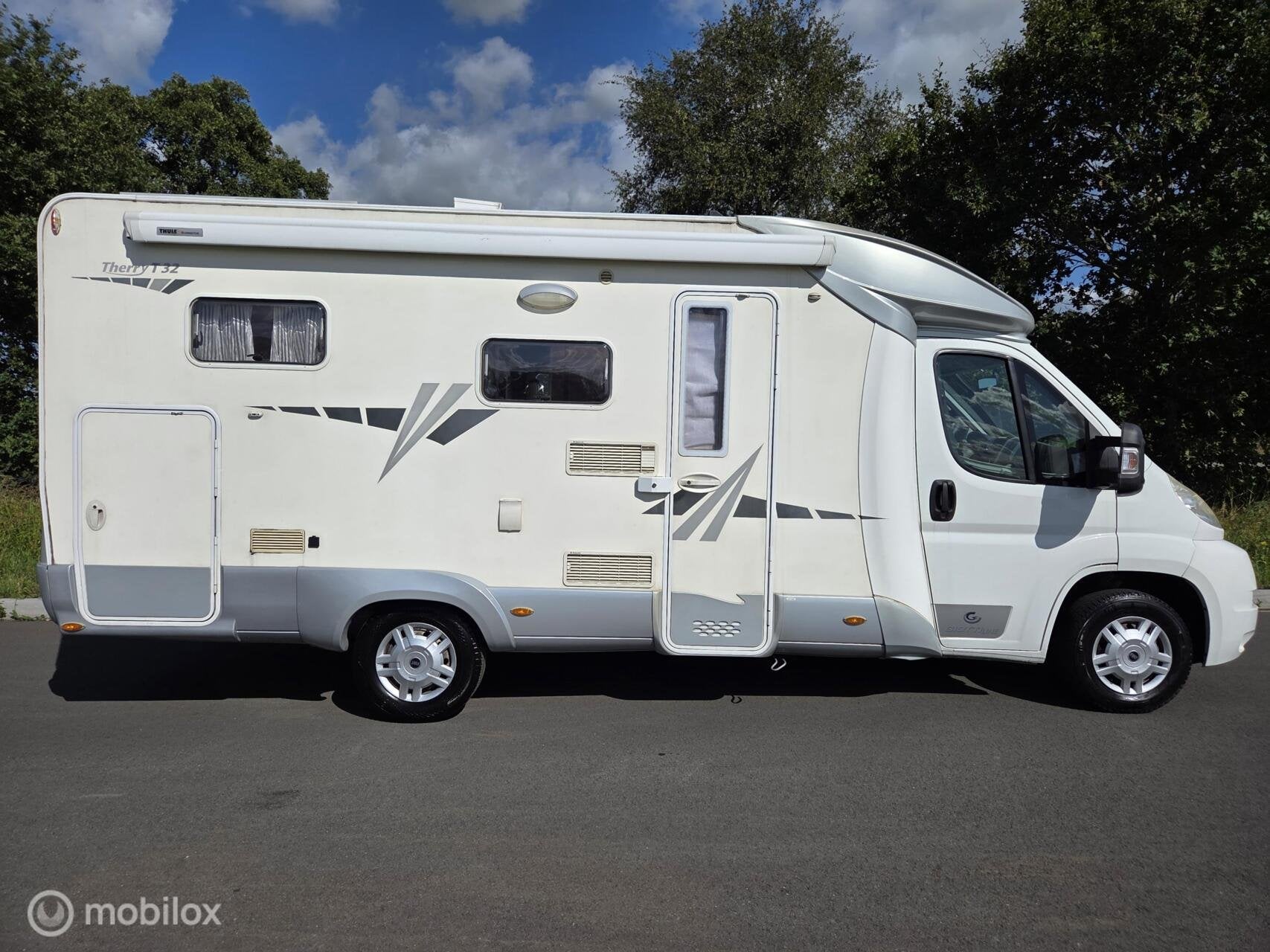 Giottiline THERRY T32 enkele bedden ☆131PK EURO4, SOLAR☆, Caravans en Kamperen, Campers, Overige merken, 6 tot 7 meter, Bedrijf