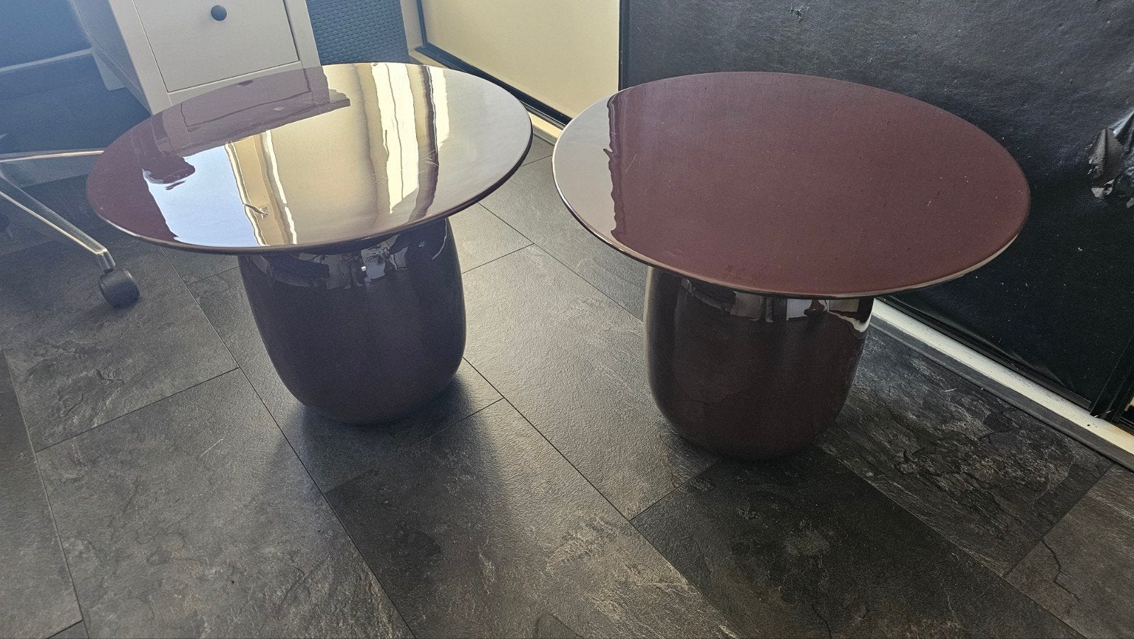 2x Bordeauxrode metalen bijzettafel  - 50 cm doorsnede, Huis en Inrichting, Ophalen, Minder dan 45 cm, Gebruikt, Metaal of Aluminium