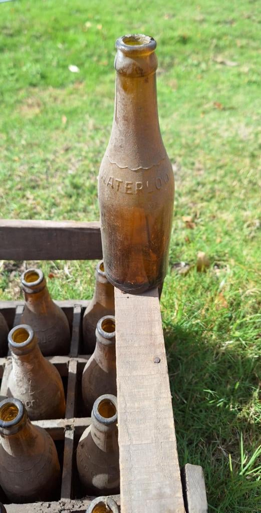 60 tot 80 jaar oude krat, flessenkrat met 24 bierflessen., Verzamelen, Biermerken, Ophalen, Gebruikt, Flesje(s), Overige merken